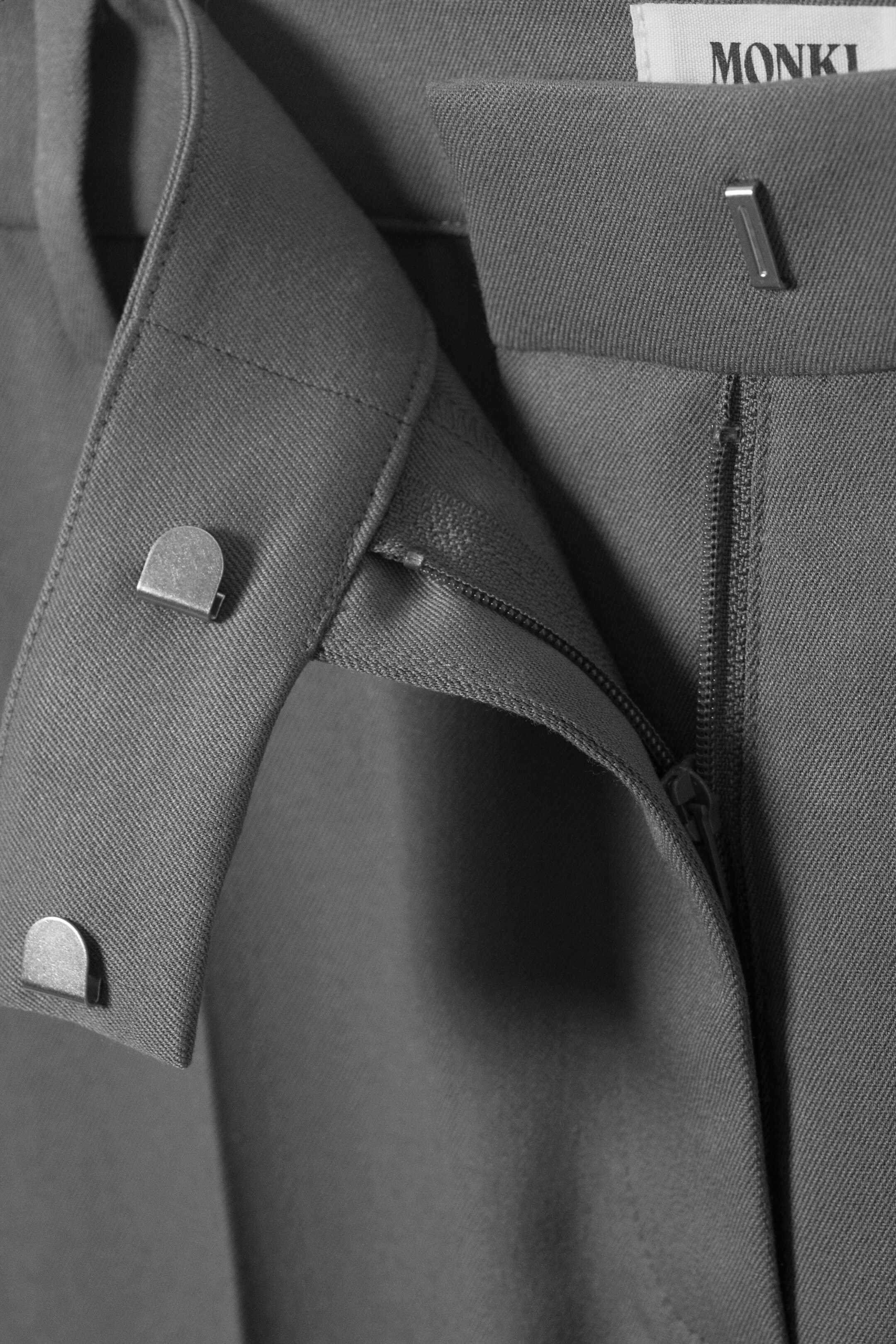 Grösseres Bild ansehen: Tief geschnittene Bundfaltenhose aus Anzugstoff - Dunkelgrau - DAMEN | H&M CH 8