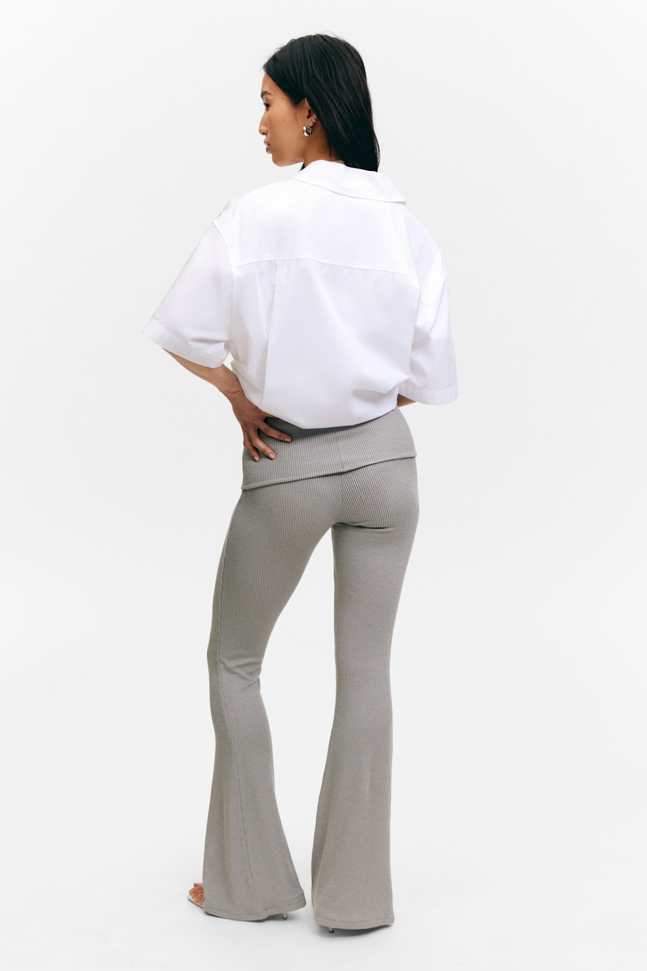 Grotere afbeelding bekijken: Wijd uitlopende geribde broek met lage taille - Zachtgrijs - DAMES | H&M NL 4