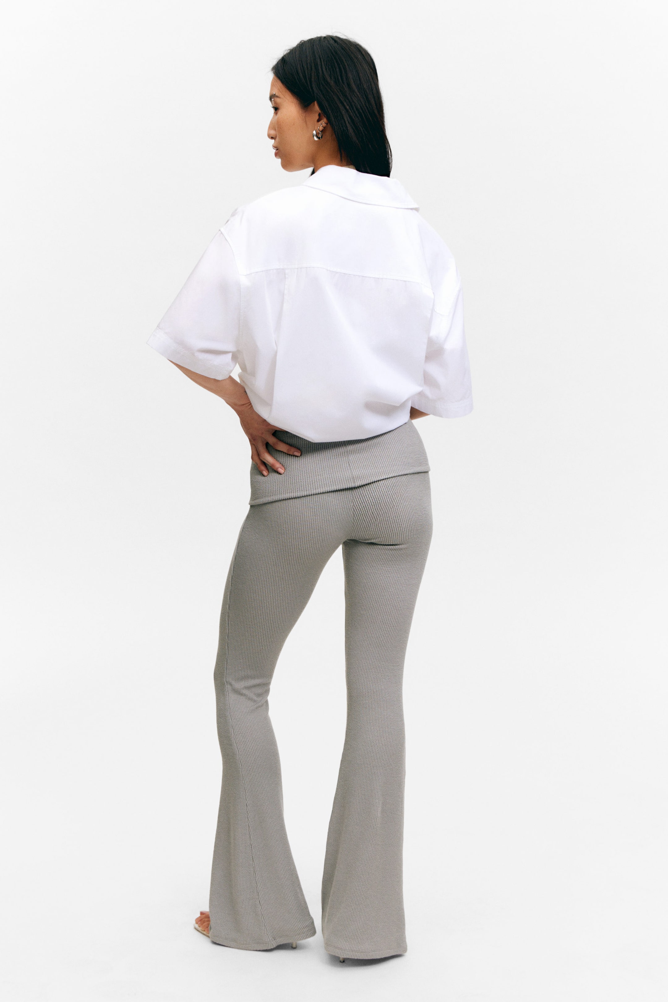 Staubgrau - Ausgestellte, gerippte Hose mit niedriger Taille - 3