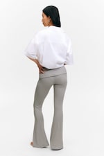 Staubgrau - Ausgestellte, gerippte Hose mit niedriger Taille - 3