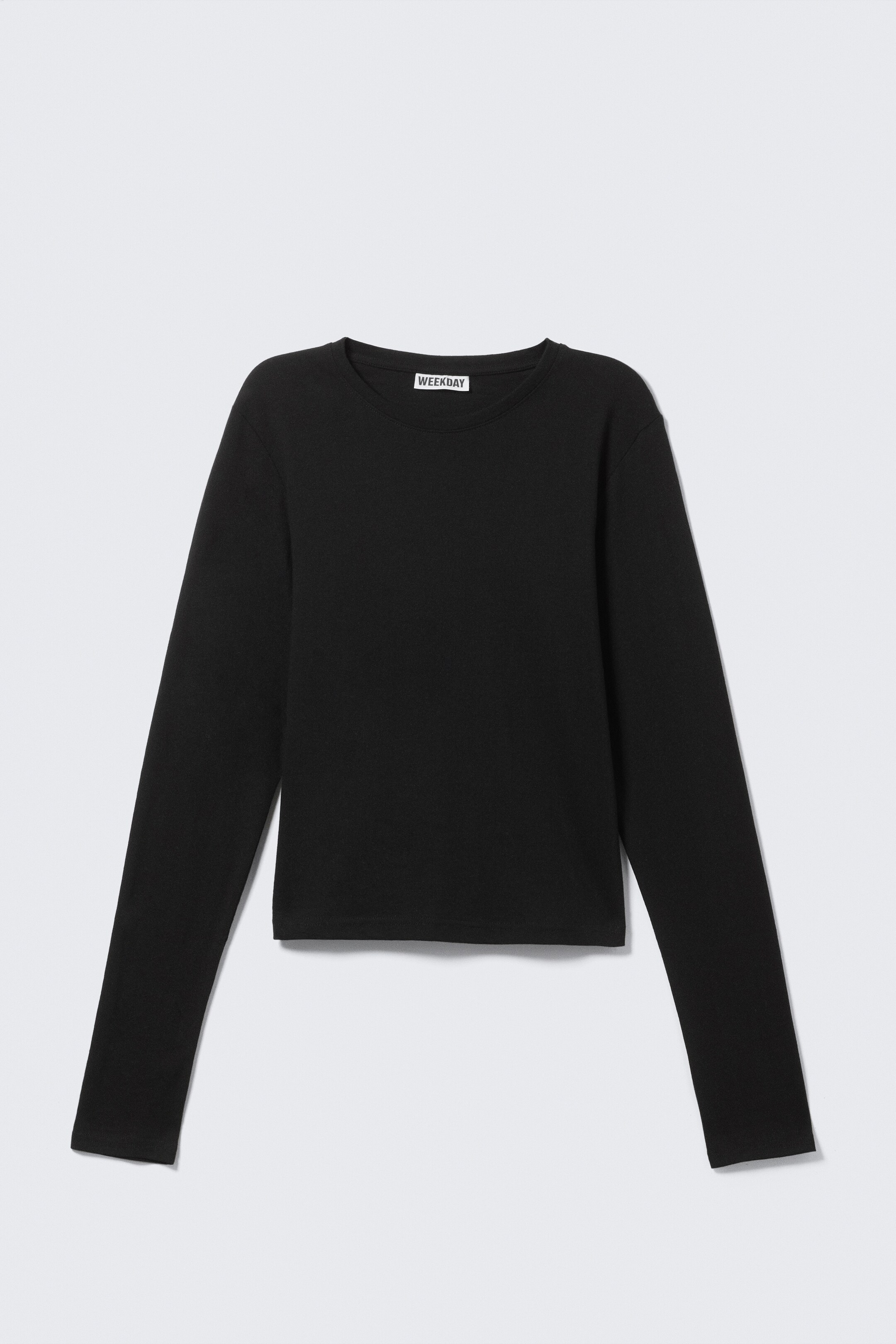 Ingrandisci l'immagine: Un top nero a maniche lunghe è rivolto verso il FRONTE, caratterizzato da uno scollo rotondo, maniche lunghe e una texture a maglia leggermente a coste. Un'etichetta del marchio "WEEKDAY" bianca è visibile all'interno dello scollo.