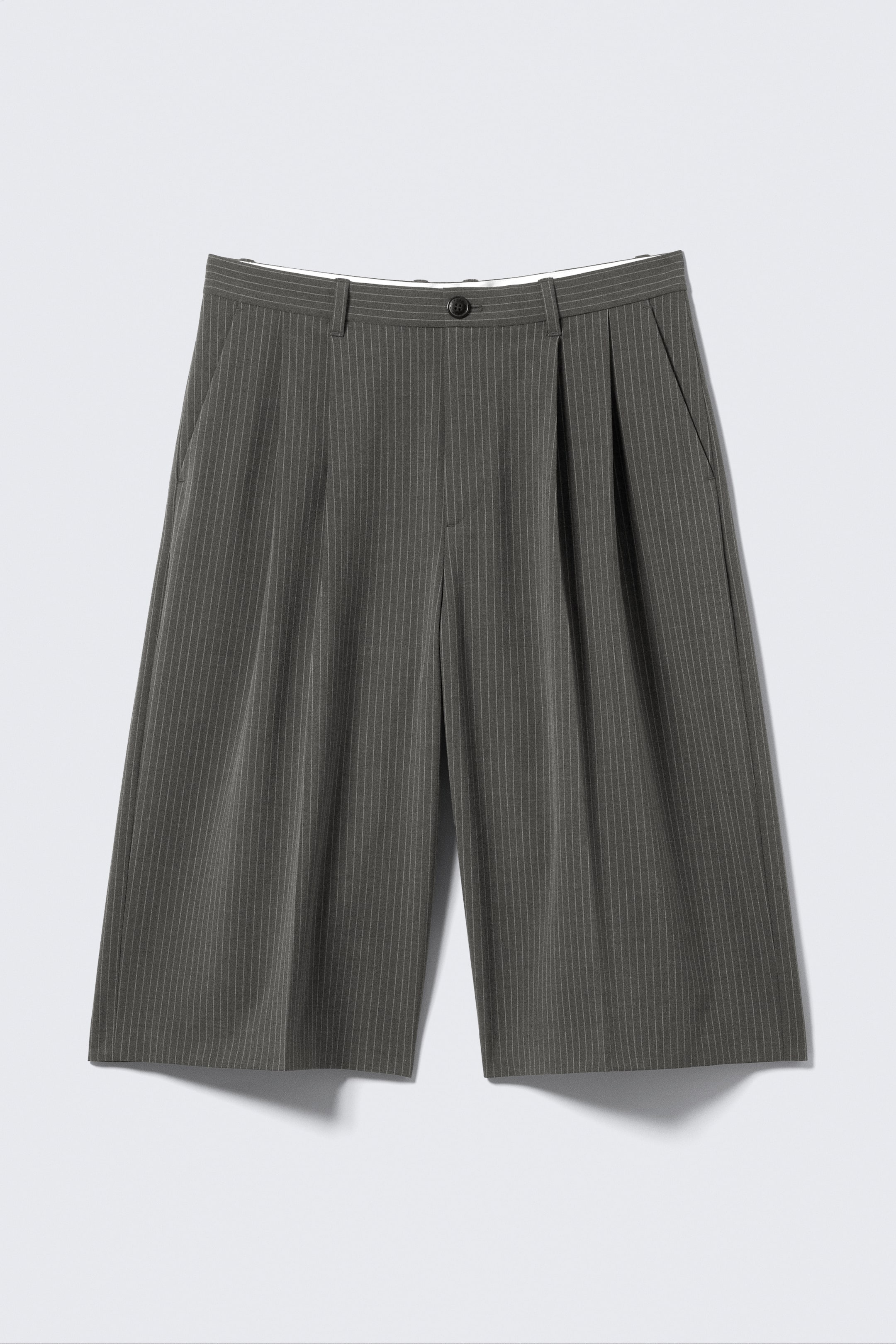 Visa större bild: Plisserade shorts med ledig passform - Kritstrecksrandig mörkgrå - HERR | H&M SE 1