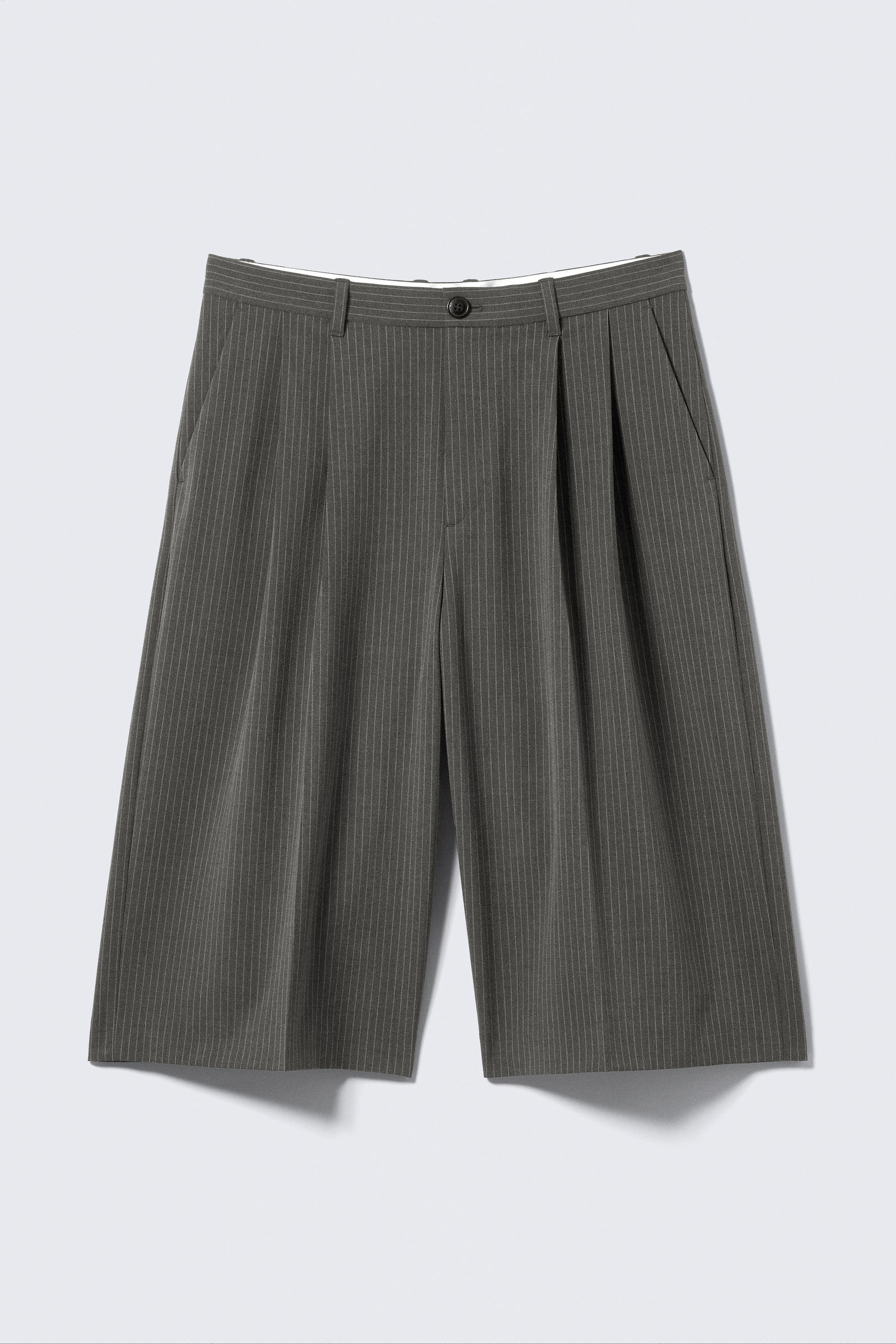 loose fit pleated suit shorts - Pinstriped Dark Grey