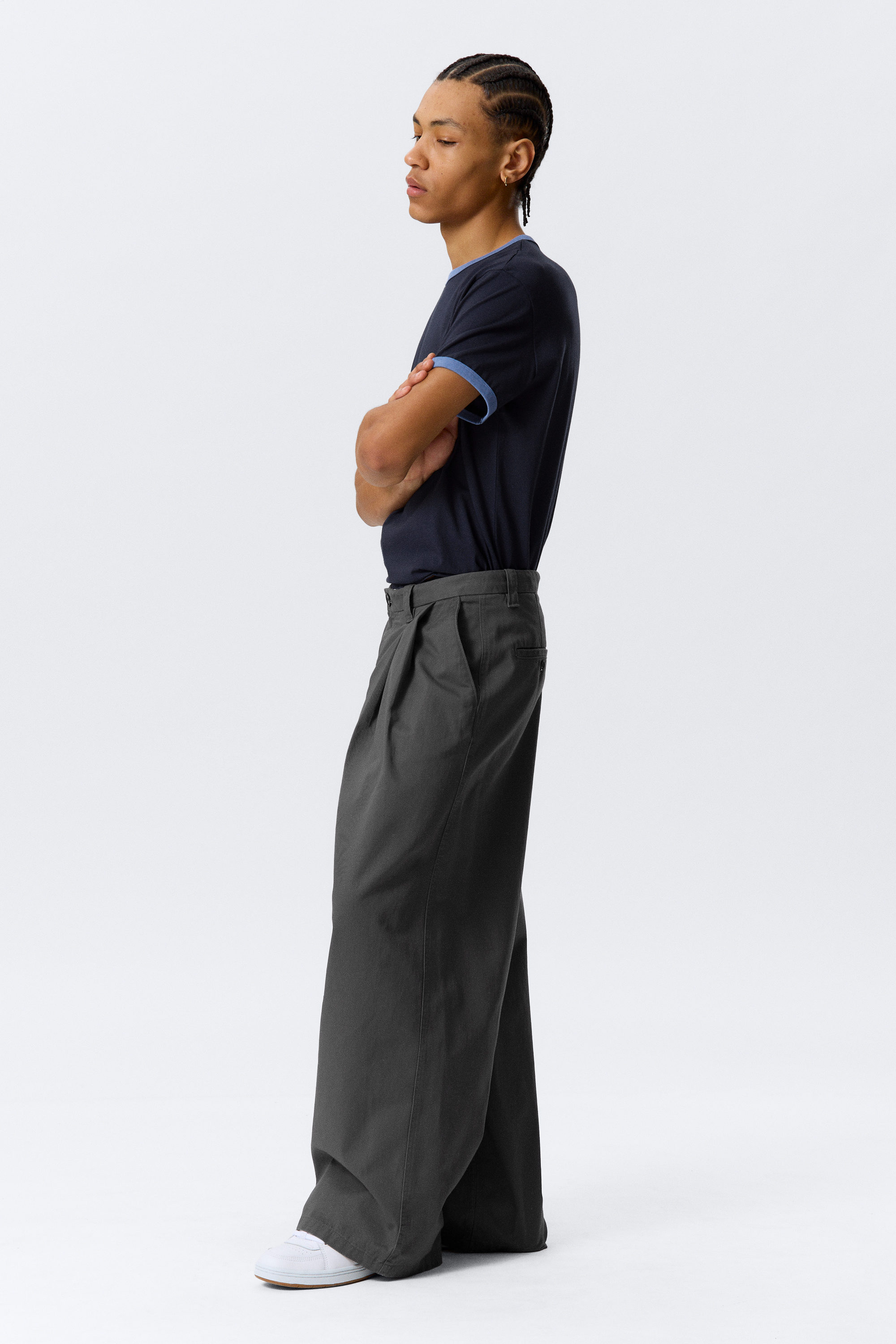 otis baggy pleated twill chinos - Dark Grey | Weekday DK