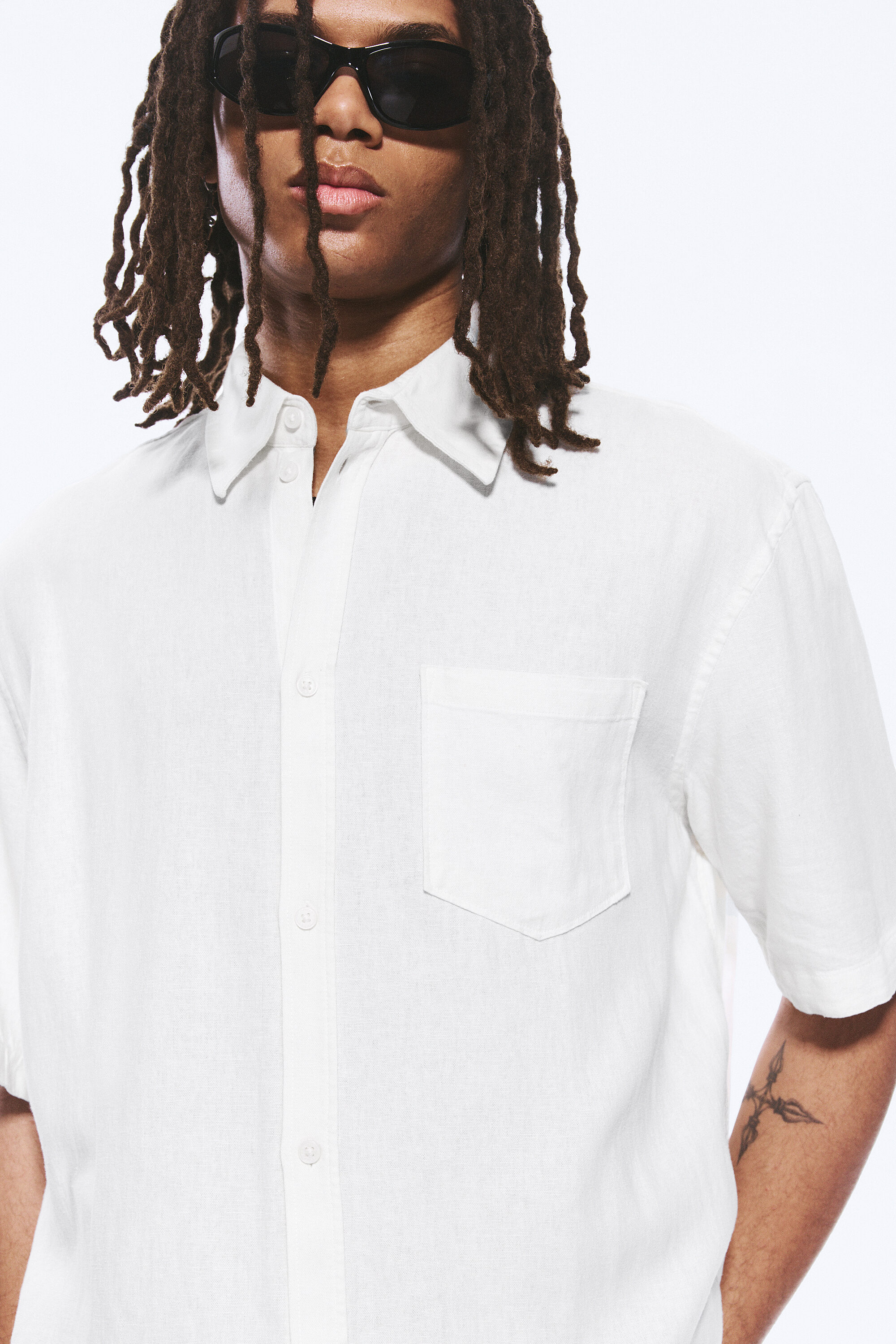 relaxed short-sleeved linen-blend shirt - Dusty White | Weekday EU