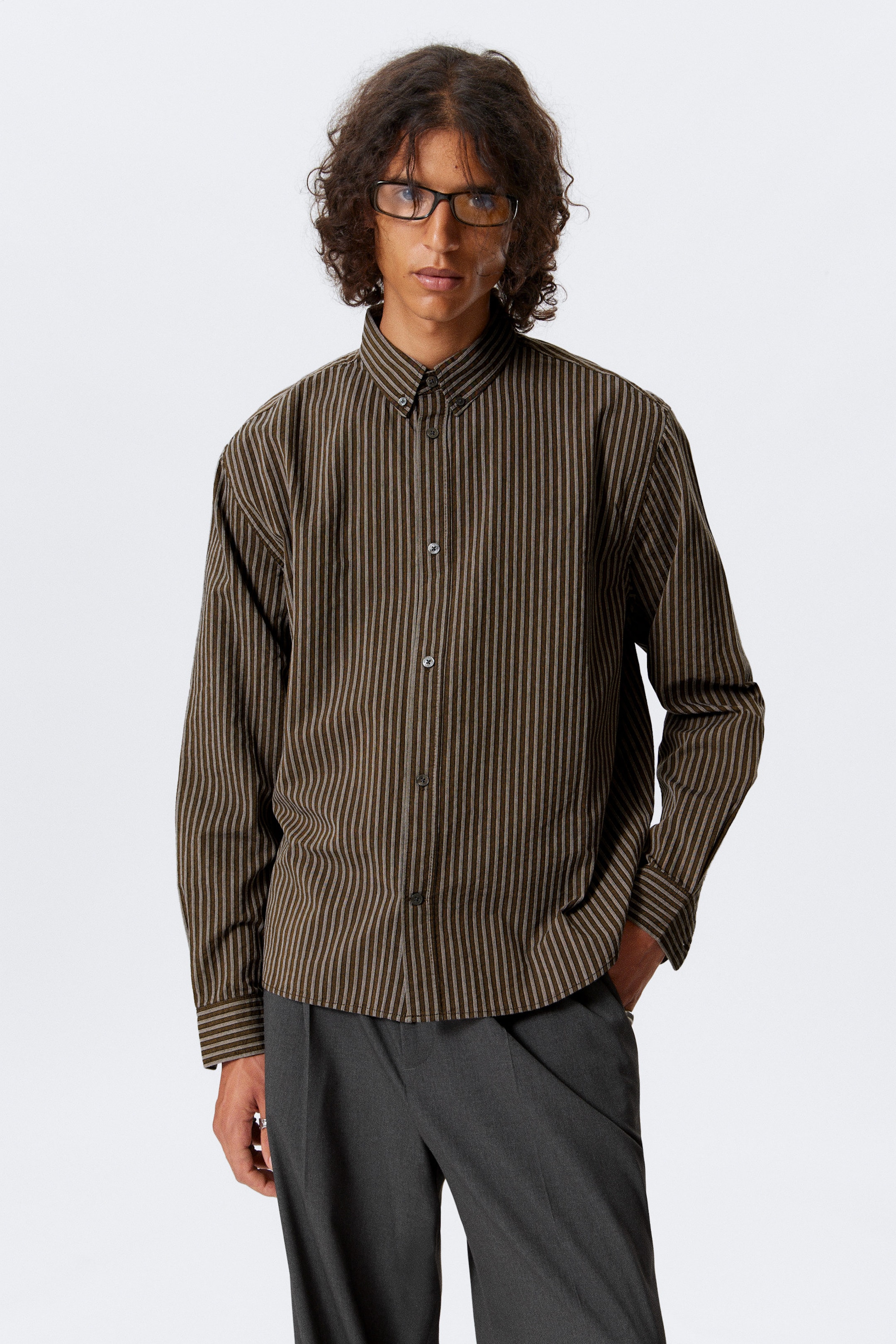 Braun gestreift - Legeres gestreiftes Hemd mit Knopfleiste - 1
