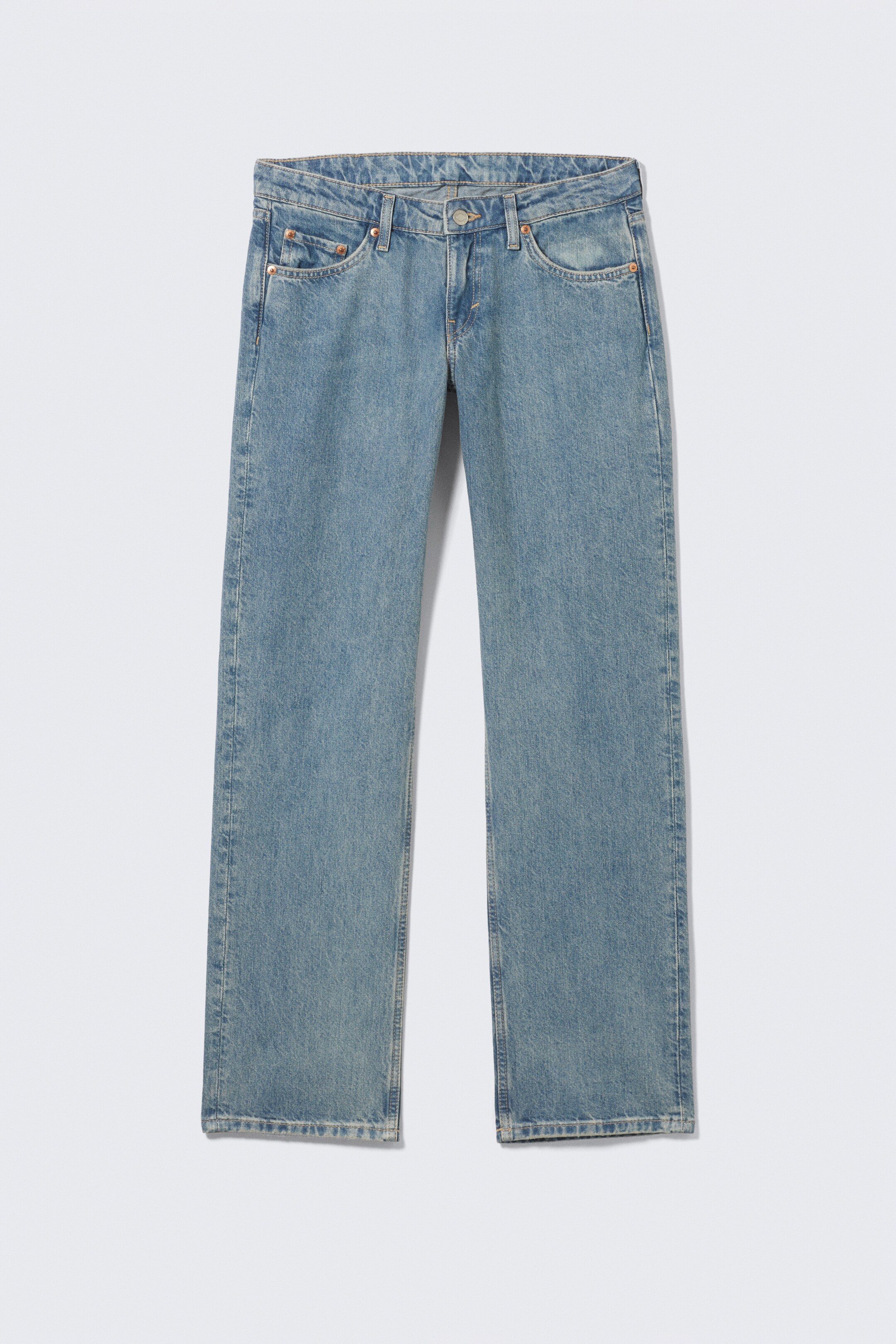 Agrandir l'image: Une paire de jeans en denim bleu clair avec des stries est positionnée face à l'AVANT. Ces jeans taille basse présentent une coupe régulière, une jambe droite, une longueur longue et un design classique à 5 poches avec une fermeture éclair.