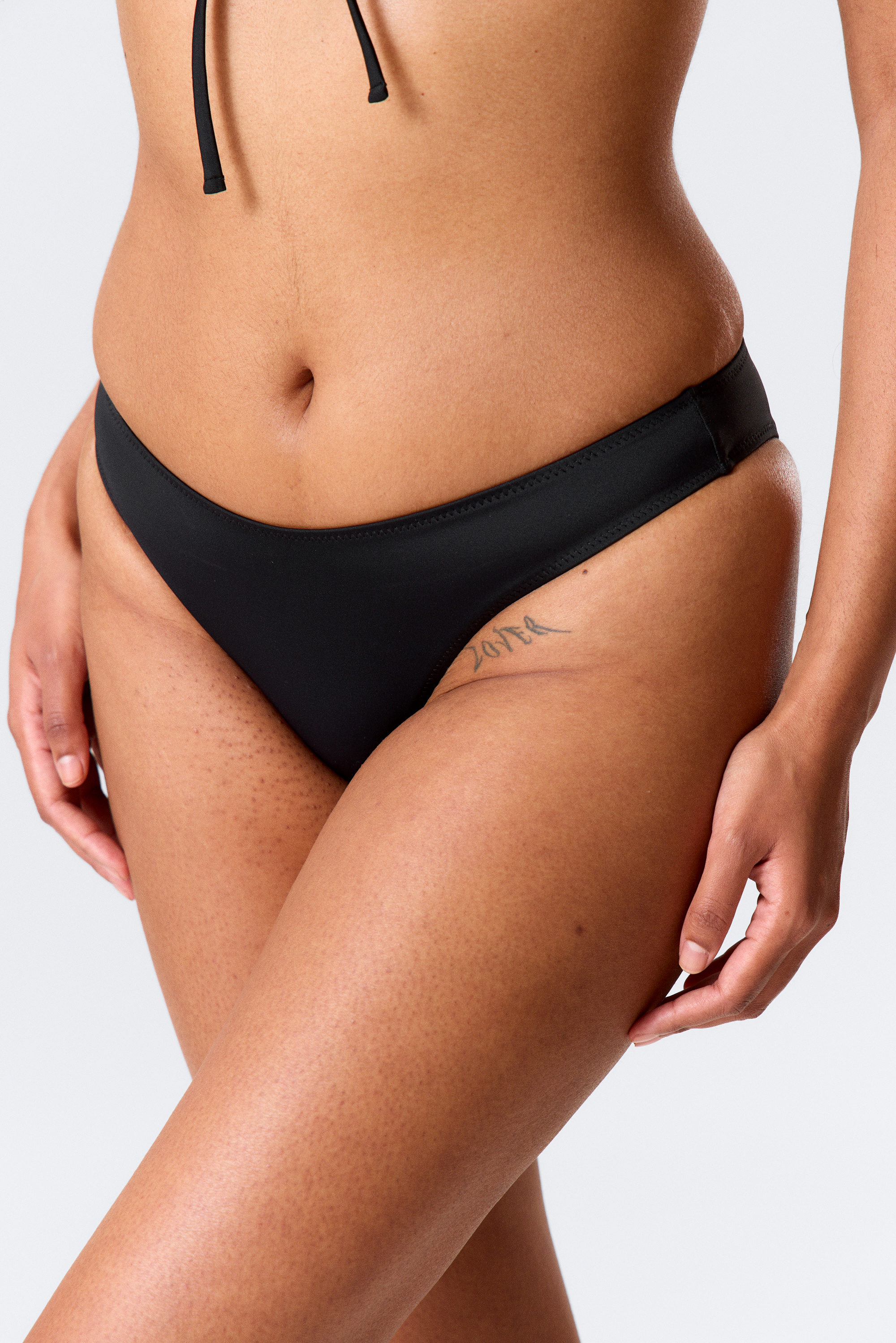 Schwarz - Bikinihöschen mit tiefem Ausschnitt - 2