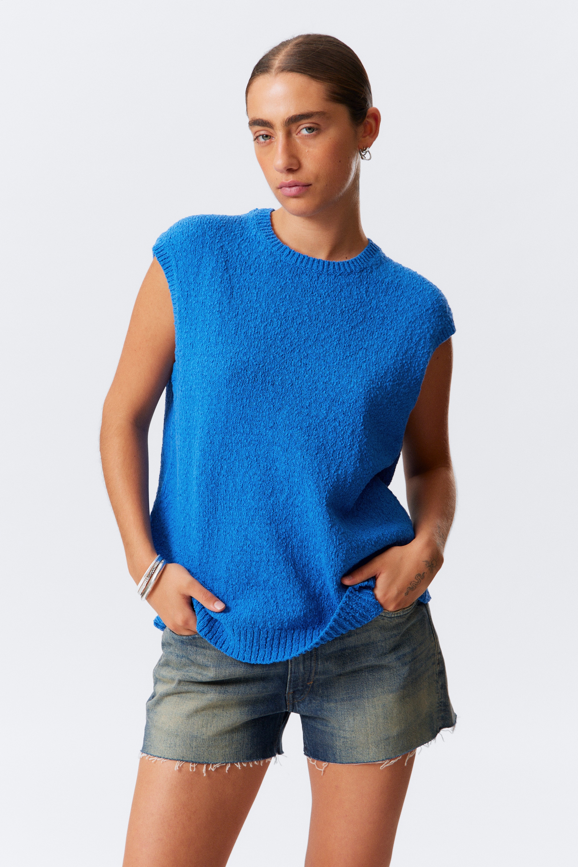 Boxy pletená vesta s texturou - Modrá/Krémová