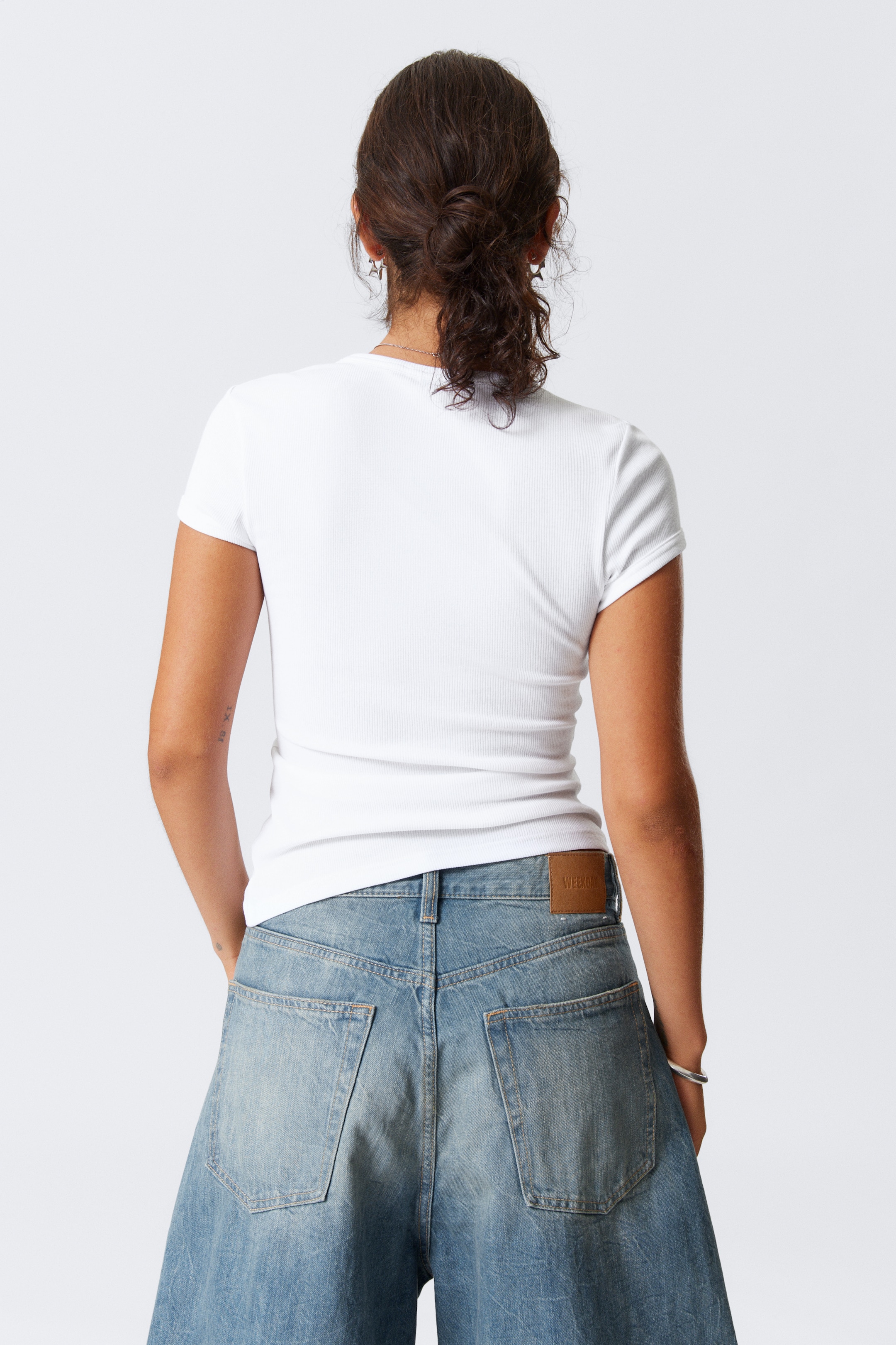 Visa större bild: Tight ribbad t-shirt i bomull - Vit - DAM | H&M SE 3
