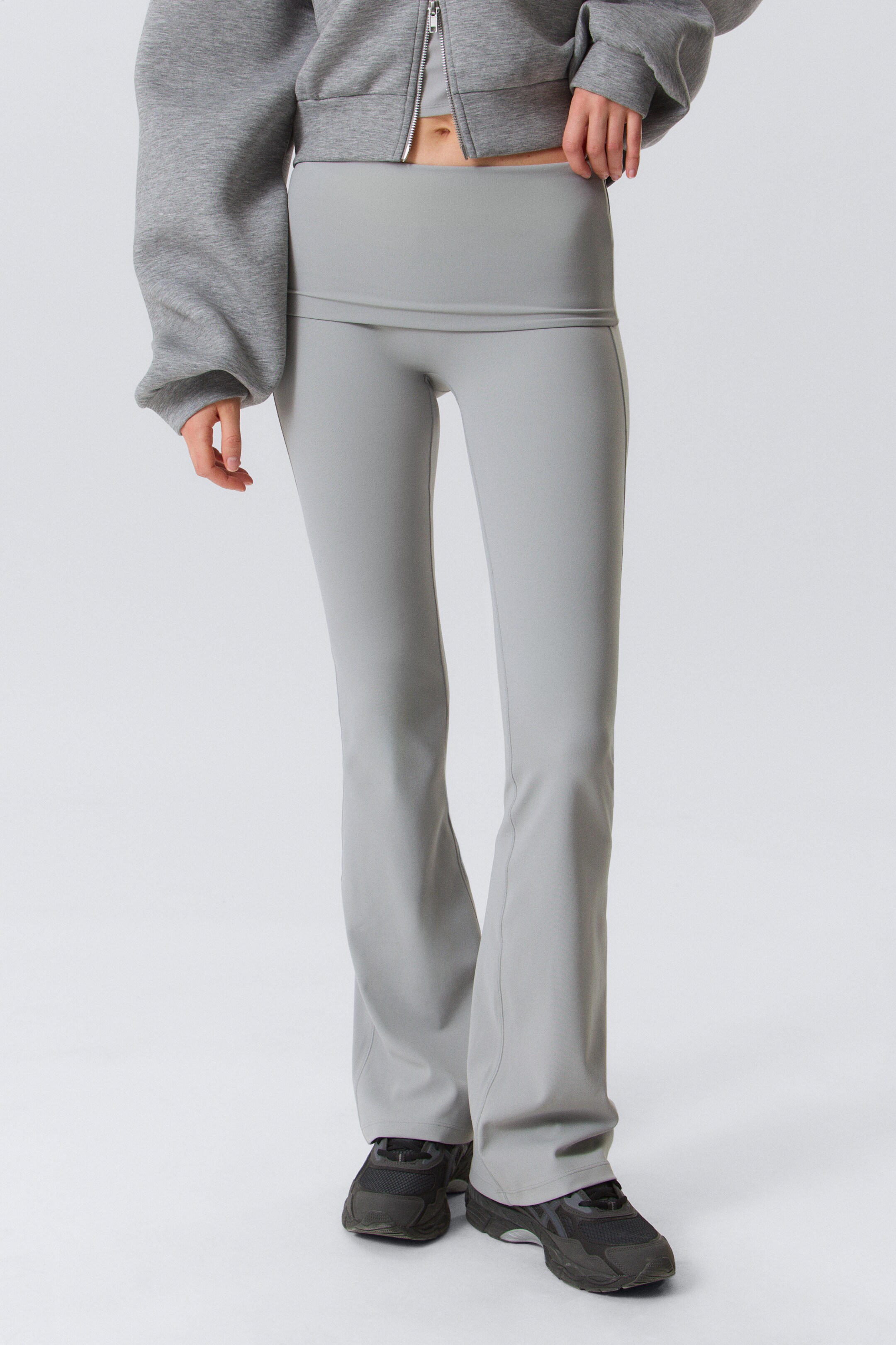 Ver imagem maior: Leggings de Ioga com Cintura Dobrada e Boca Larga - Cinzento claro sujo - SENHORA | H&M PT 2