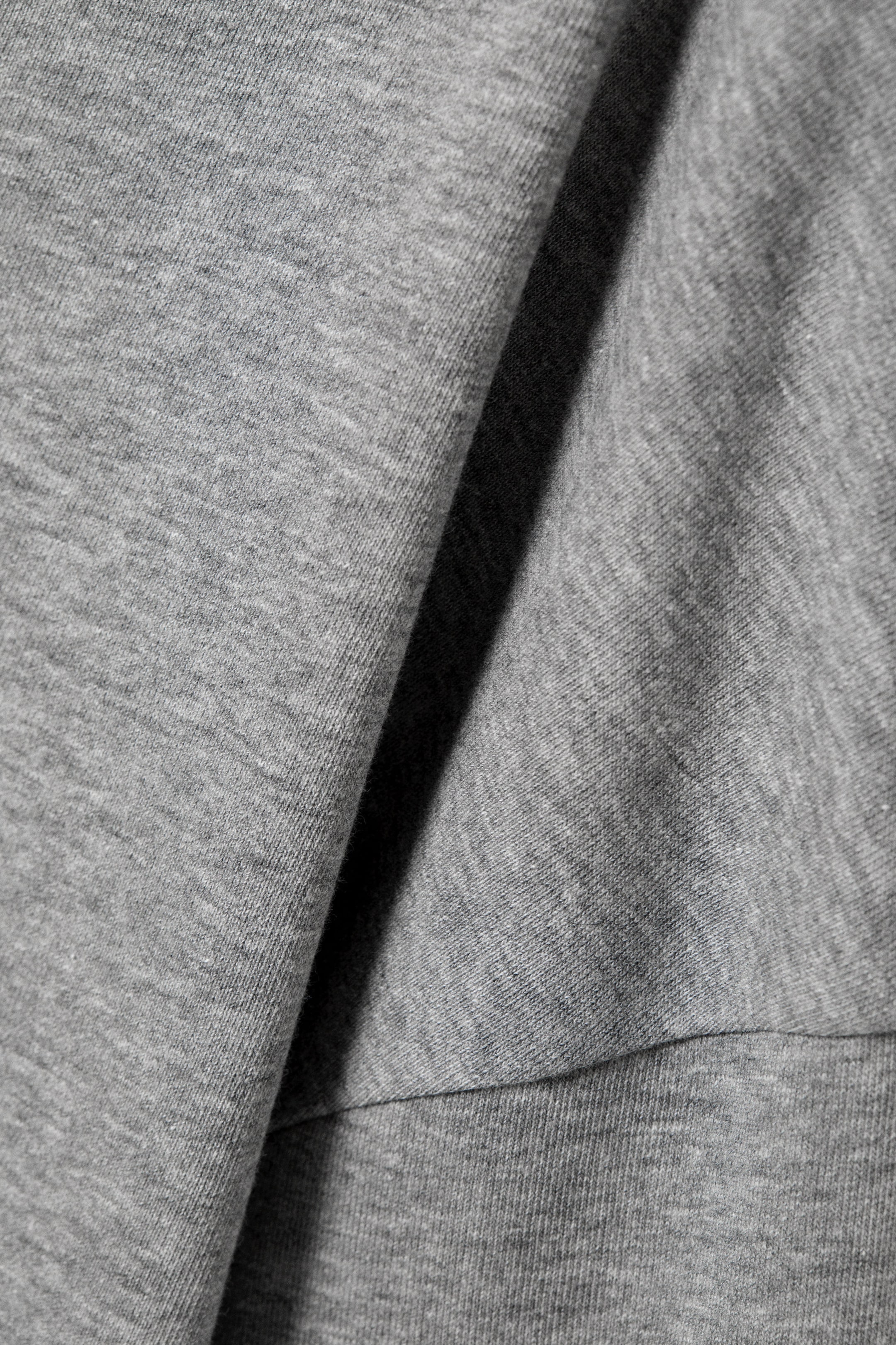 Grijs gemêleerd - Ruimvallende off-shoulder pyjamatop van badstof - 4