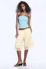 Dimvit - Satinshorts med spets - 0