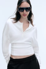 Weiß - Figurbetontes Henley-Shirt mit drapierten Ärmeln - 0