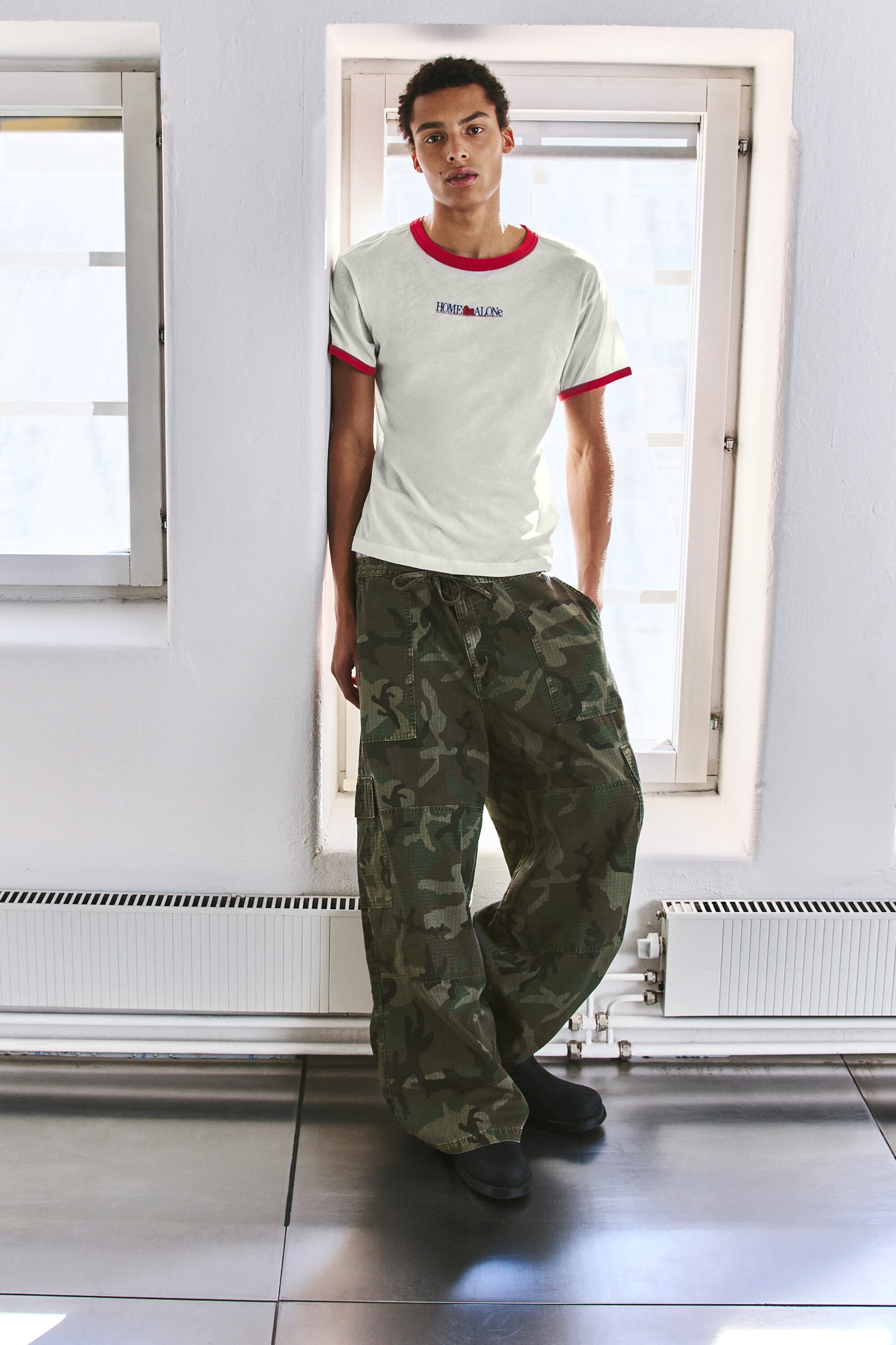 Beige & Rouge - T-shirt à finitions contrastantes Home Alone - 2
