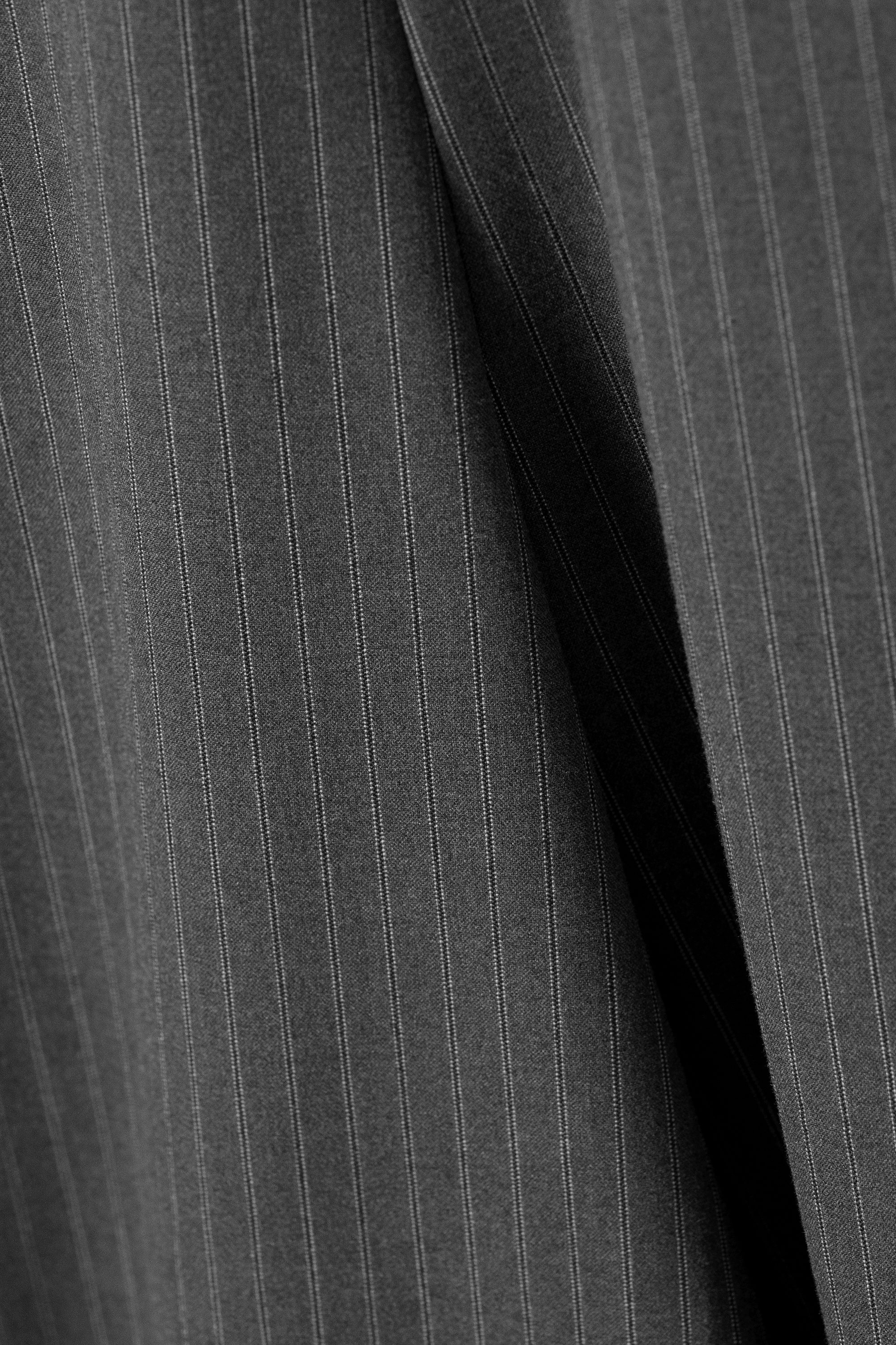 Vaalgrijze krijtstrepen - Midi Slim Volume Skirt - 4