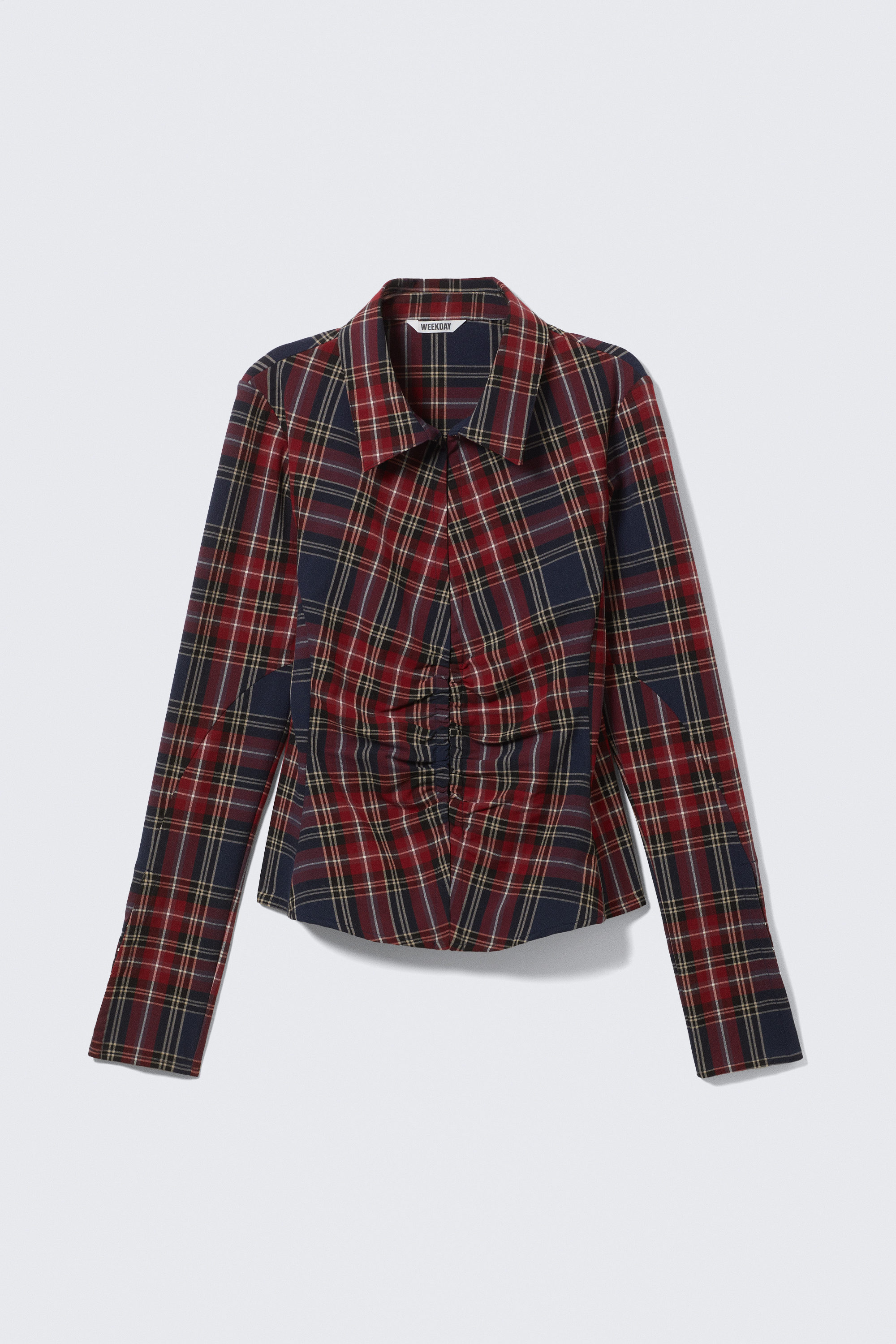 Dunkelrot - Ein langärmliges, tailliertes Hemd aus Satin. - 3