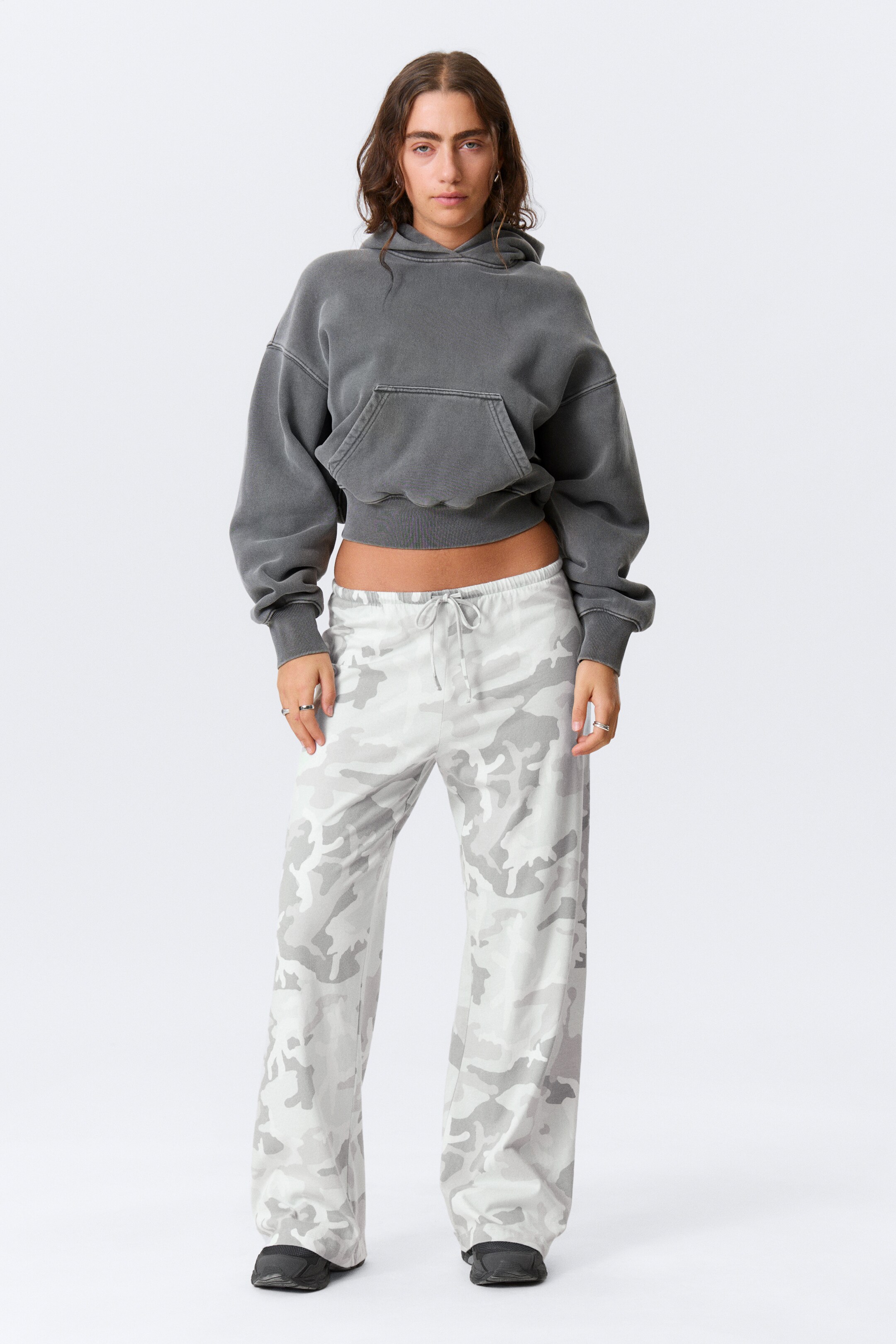 Zobraziť väčší obrázok: Tlačené nohavice s širokými nohavicami a elastickým pásom - Biela - Camo - ŽENY | H&M SK 1