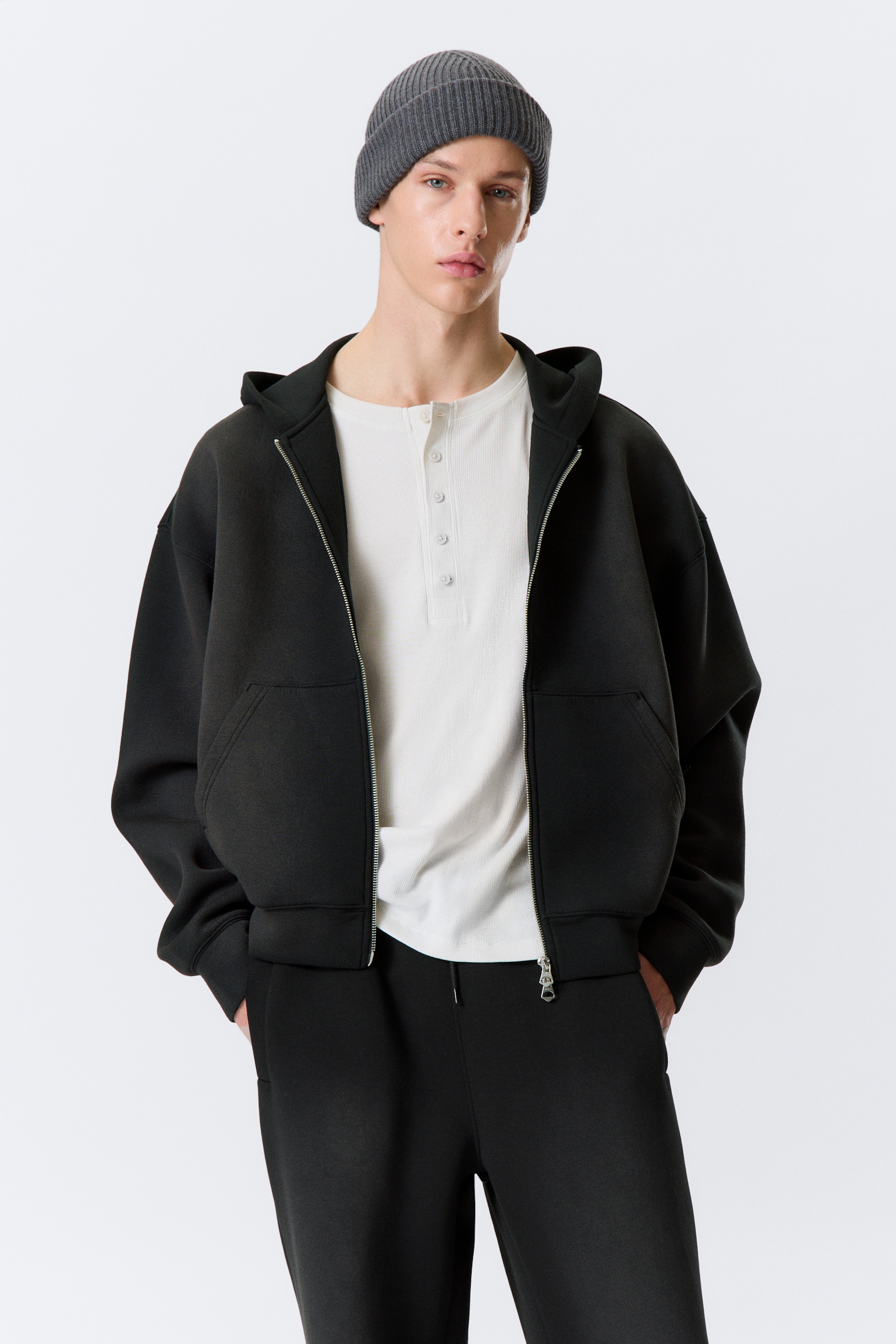 Zobacz większy obraz: Simon Washed Scuba Bluza z kapturem - Faded Black - ON | H&M PL 1