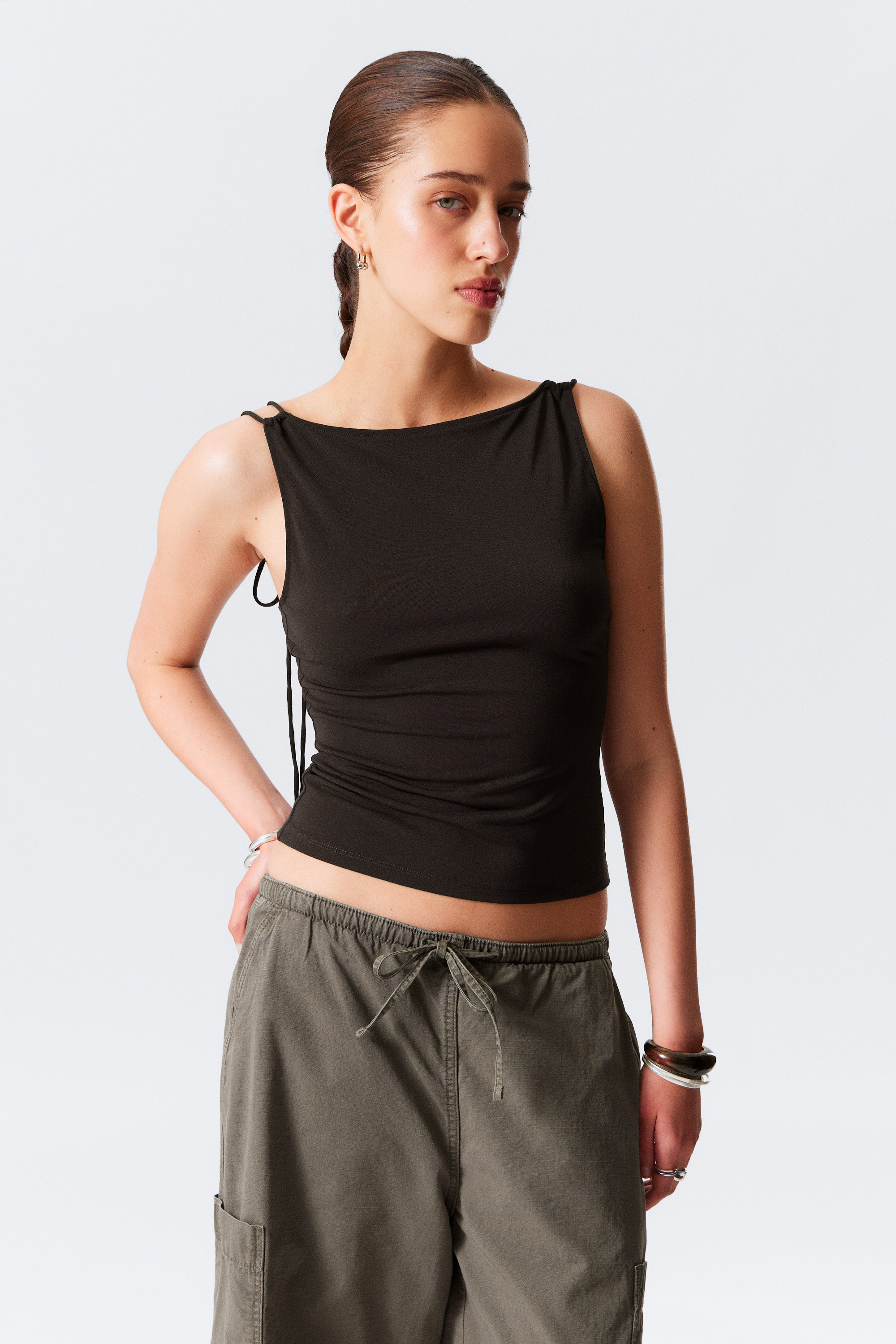 Dunkelbraun - Jersey-Tanktop mit Riemchen und U-Boot-Ausschnitt - 1