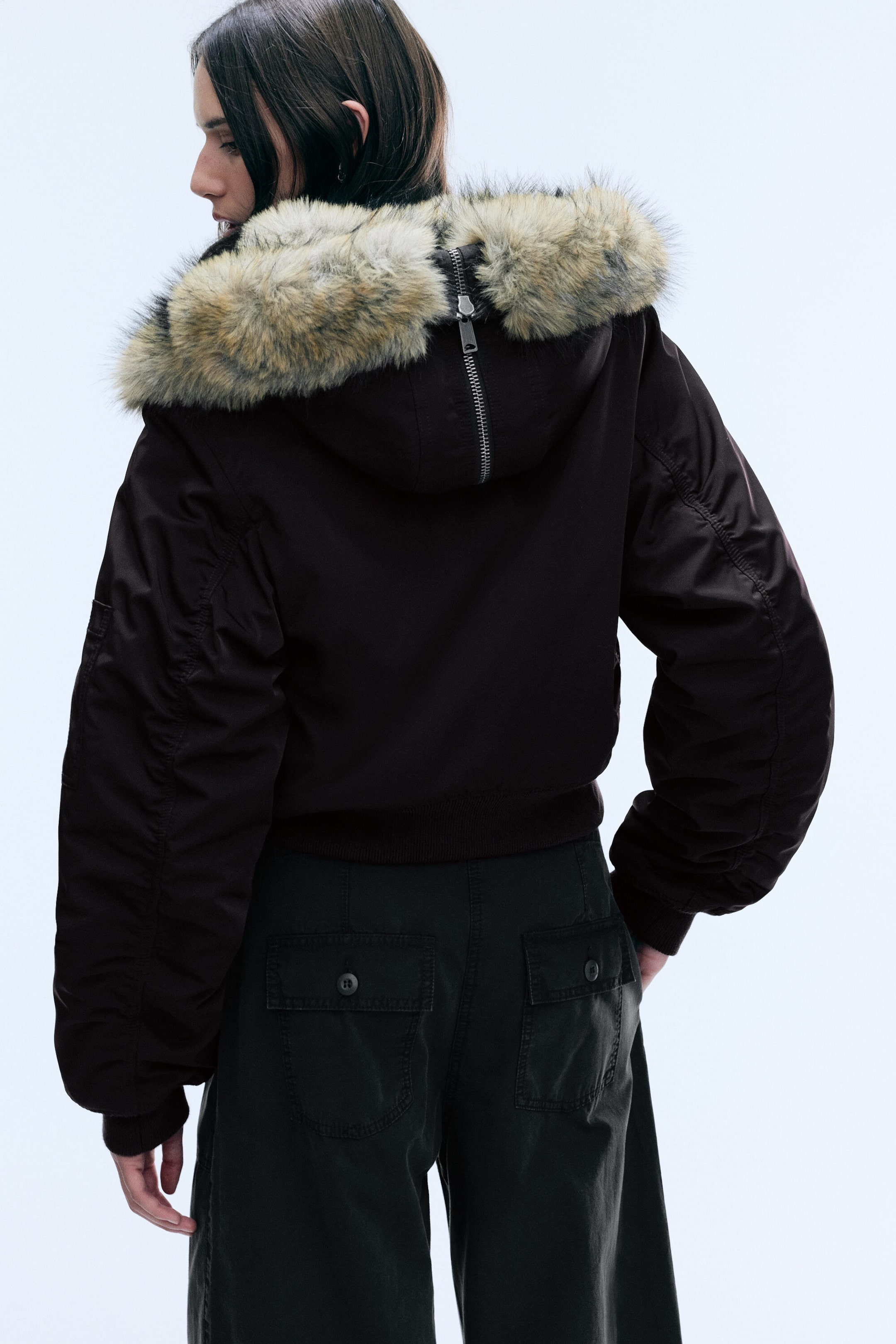 Dunkelbraun - Cropped Bomberjacke mit Kunstfellkapuze - 3