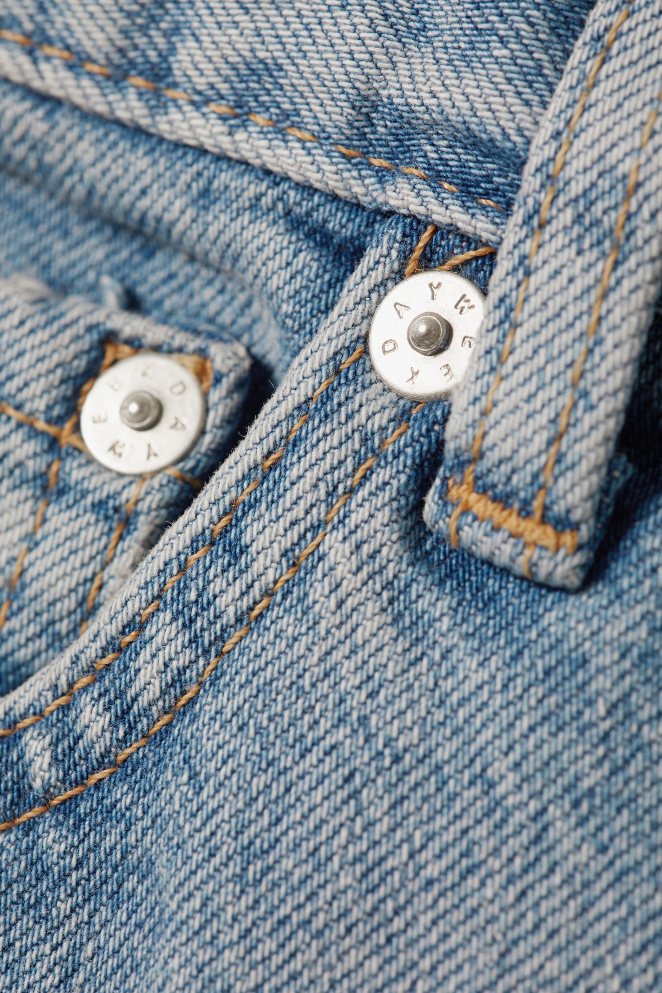 Poppy Blue - Easy Jeans mit mittelhohem Bund und geradem Bein - 1