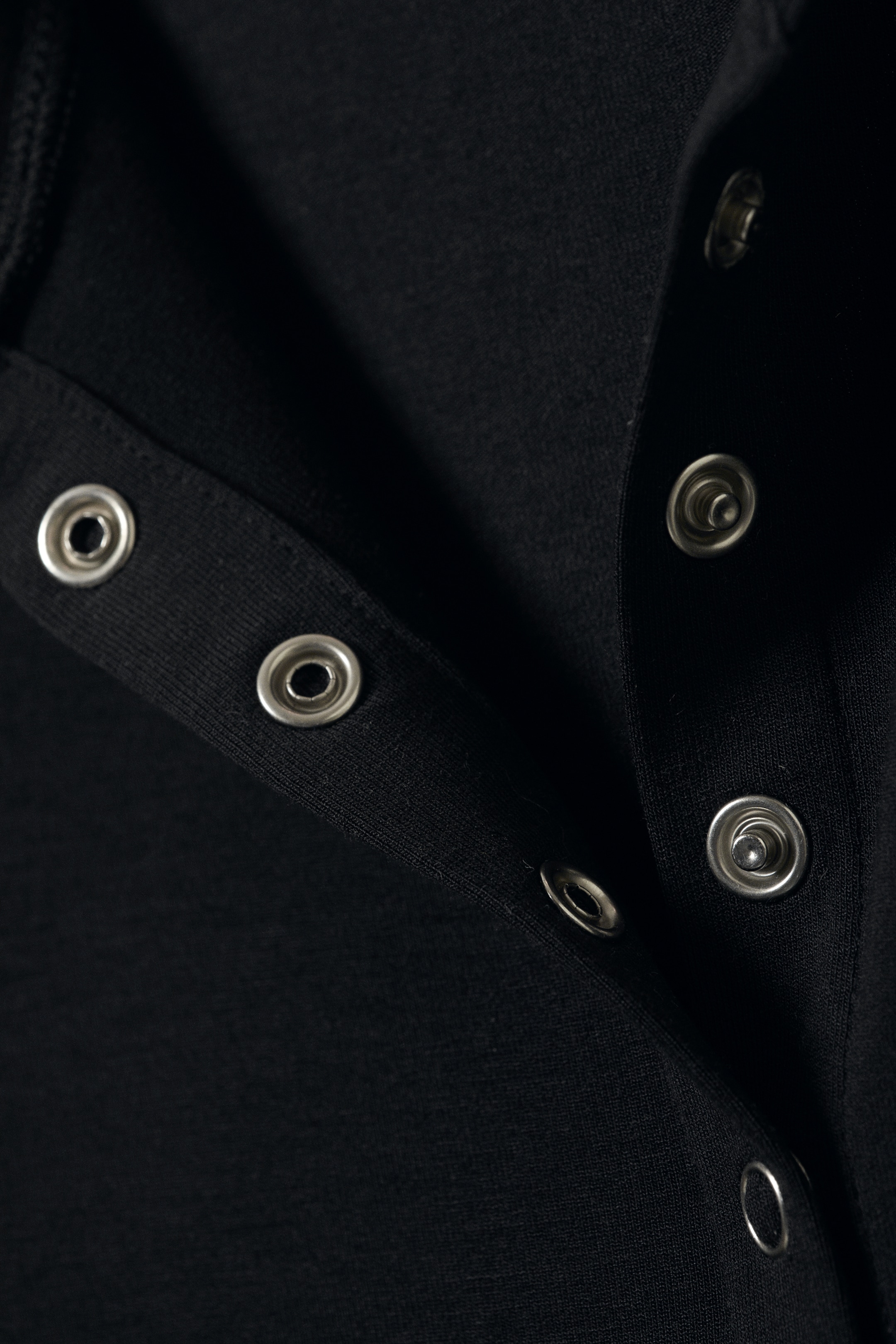 Visa större bild: Slim Long-Sleeved Buttoned Cardigan - Black - DAM | H&M SE 5