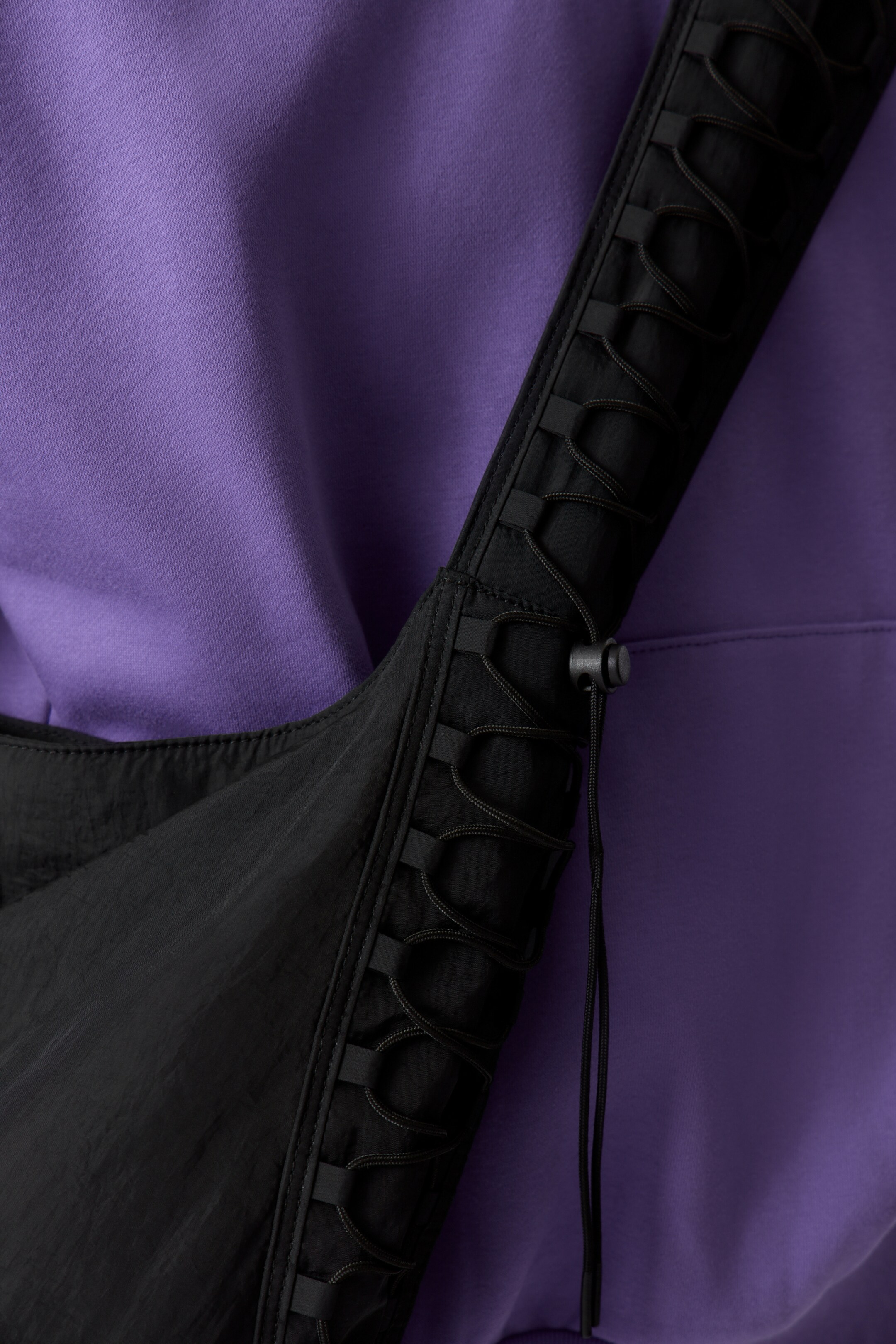 Zobrazit větší obrázek: Dawa Drawstring Shoulder Bag - Black - ŽENY | H&M CZ 2