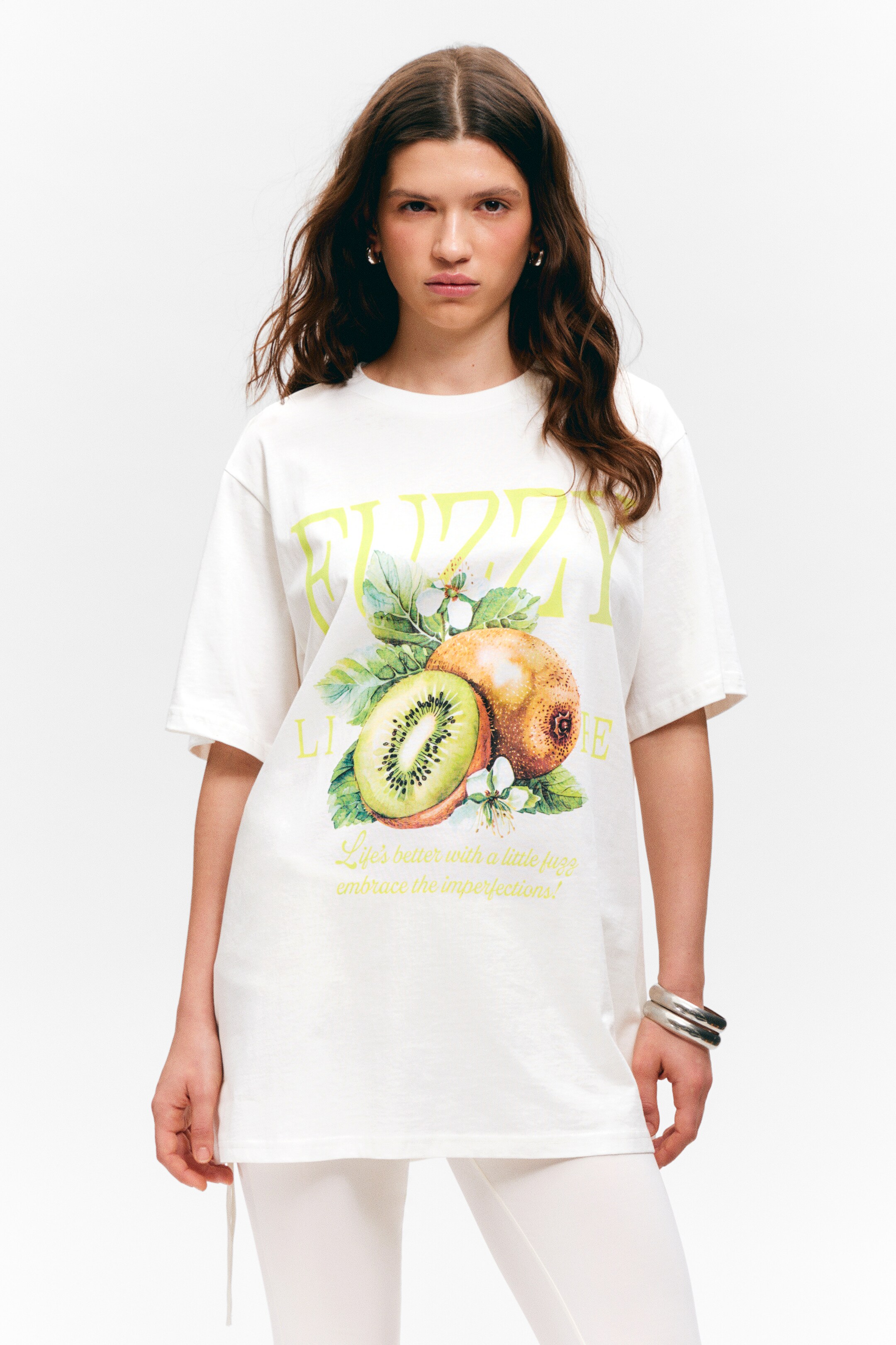 Größeres Bild anzeigen: Oversized-T-Shirt aus Baumwolle mit Grafik - Weiß - "Fuzzy" - Ladies | H&M AT 2