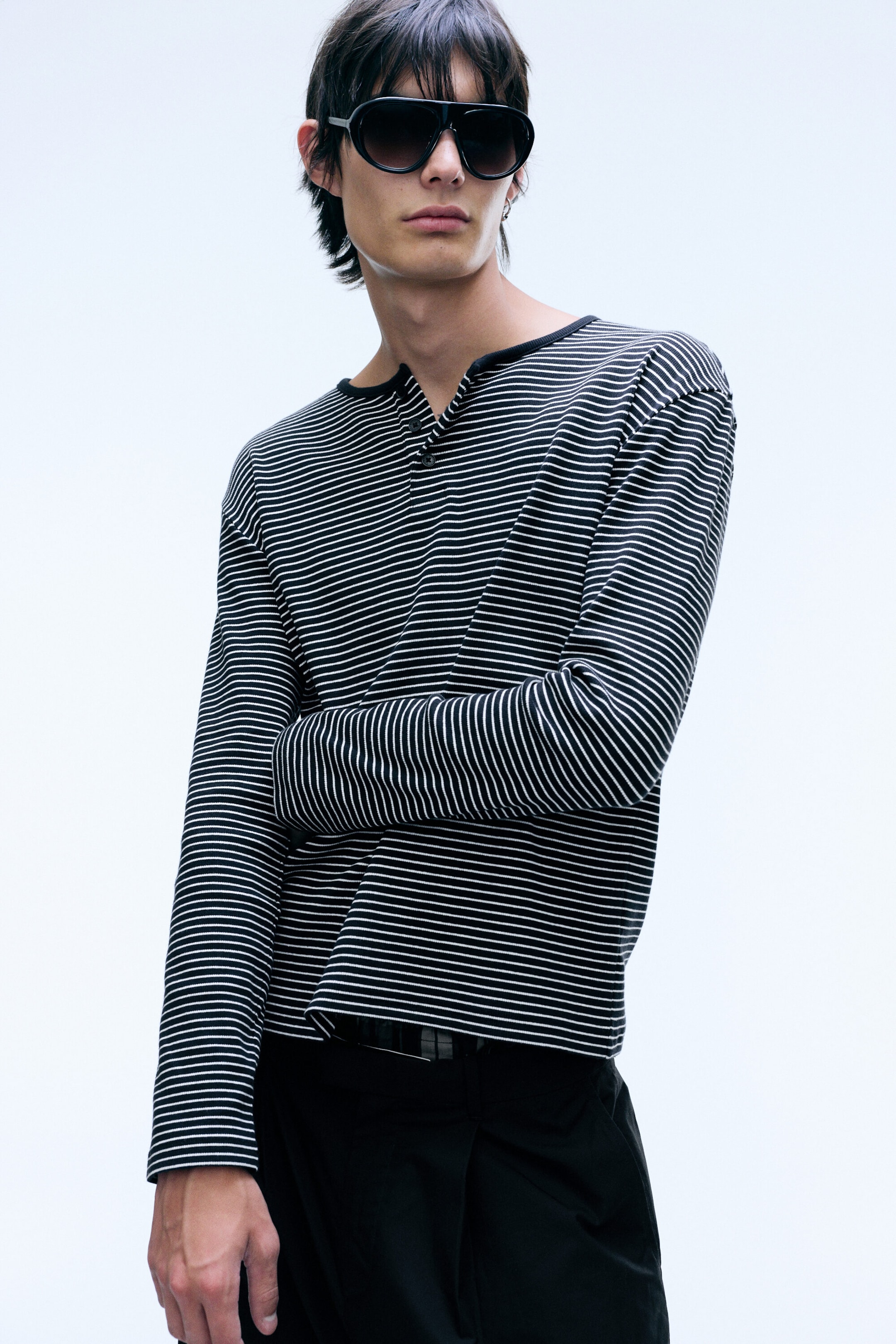 Schwarz gestreift - Langärmeliges Henley-Shirt aus Baumwolle - 0