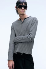 Schwarz gestreift - Langärmeliges Henley-Shirt aus Baumwolle - 0