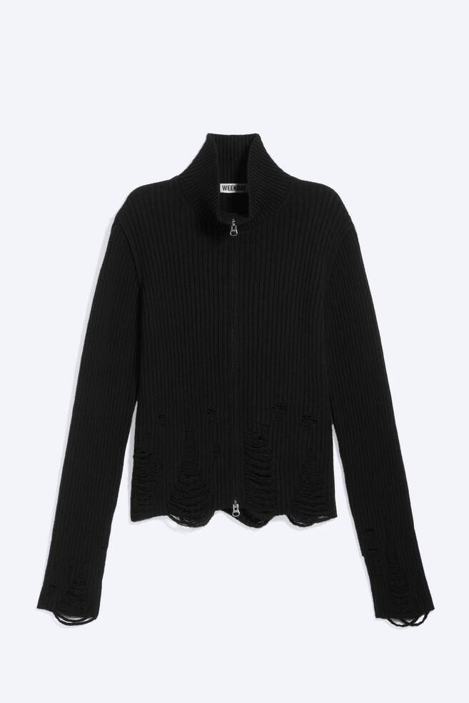 Un cardigan negru cu fermoar și textură în relief este afișat frontal, având un guler înalt, un fermoar pe toată lungimea de culoare argintie și detalii uzate pe întreaga suprafață, tivul scurtat și manșetele mânecilor. Eticheta „WEEKDAY” este vizibilă în interiorul gulerului. - 1