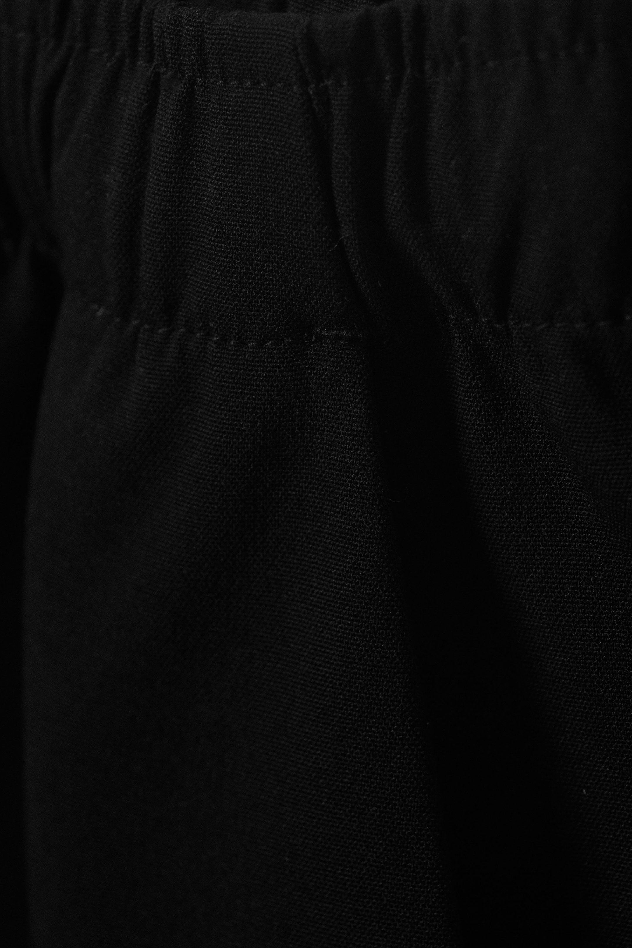 Schwarz - Weite Anzughose mit niedriger Bundhöhe - 2