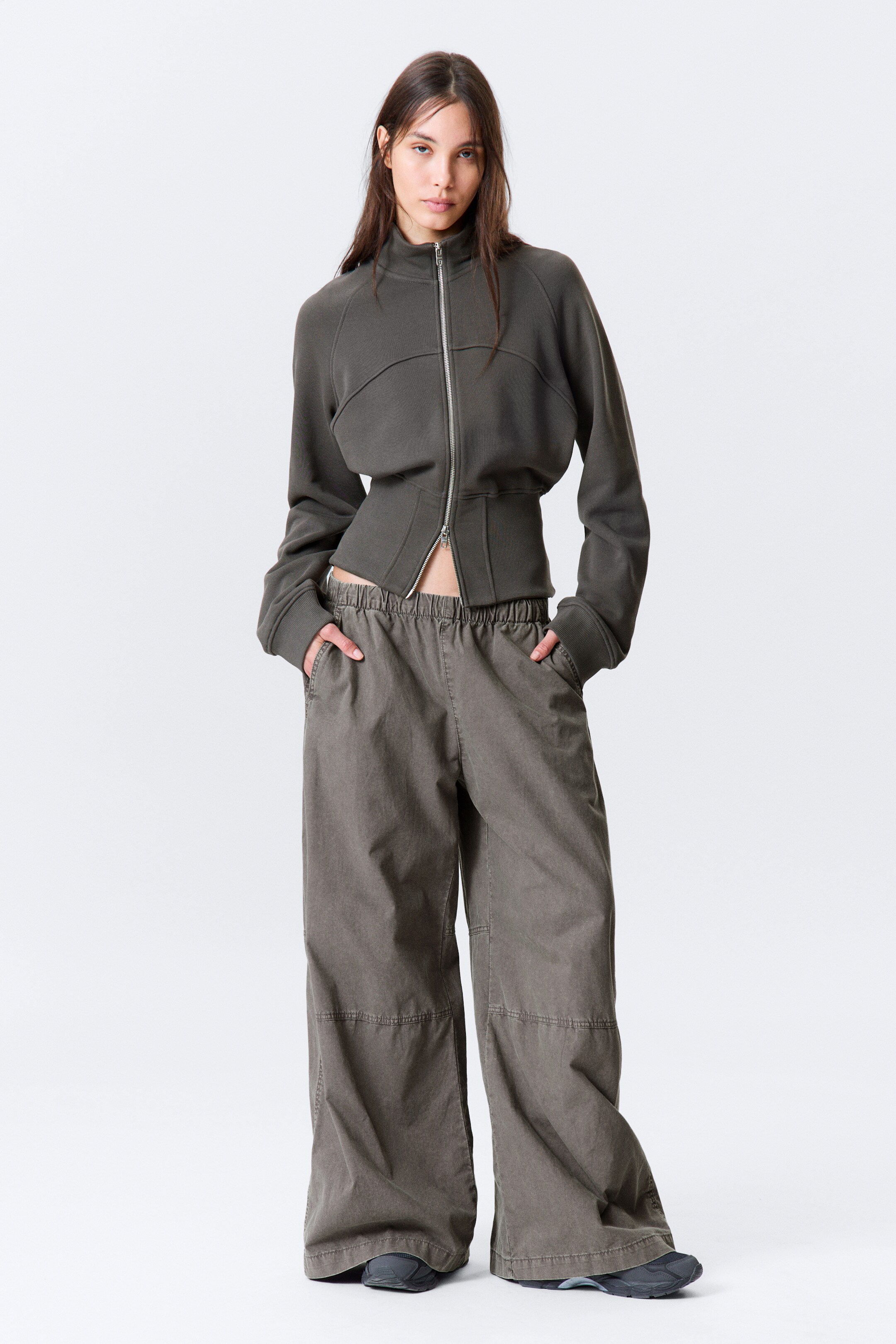 Agrandir l'image: Veste de survêtement ajustée en coton - Gris foncé - FEMME | H&M CH 1