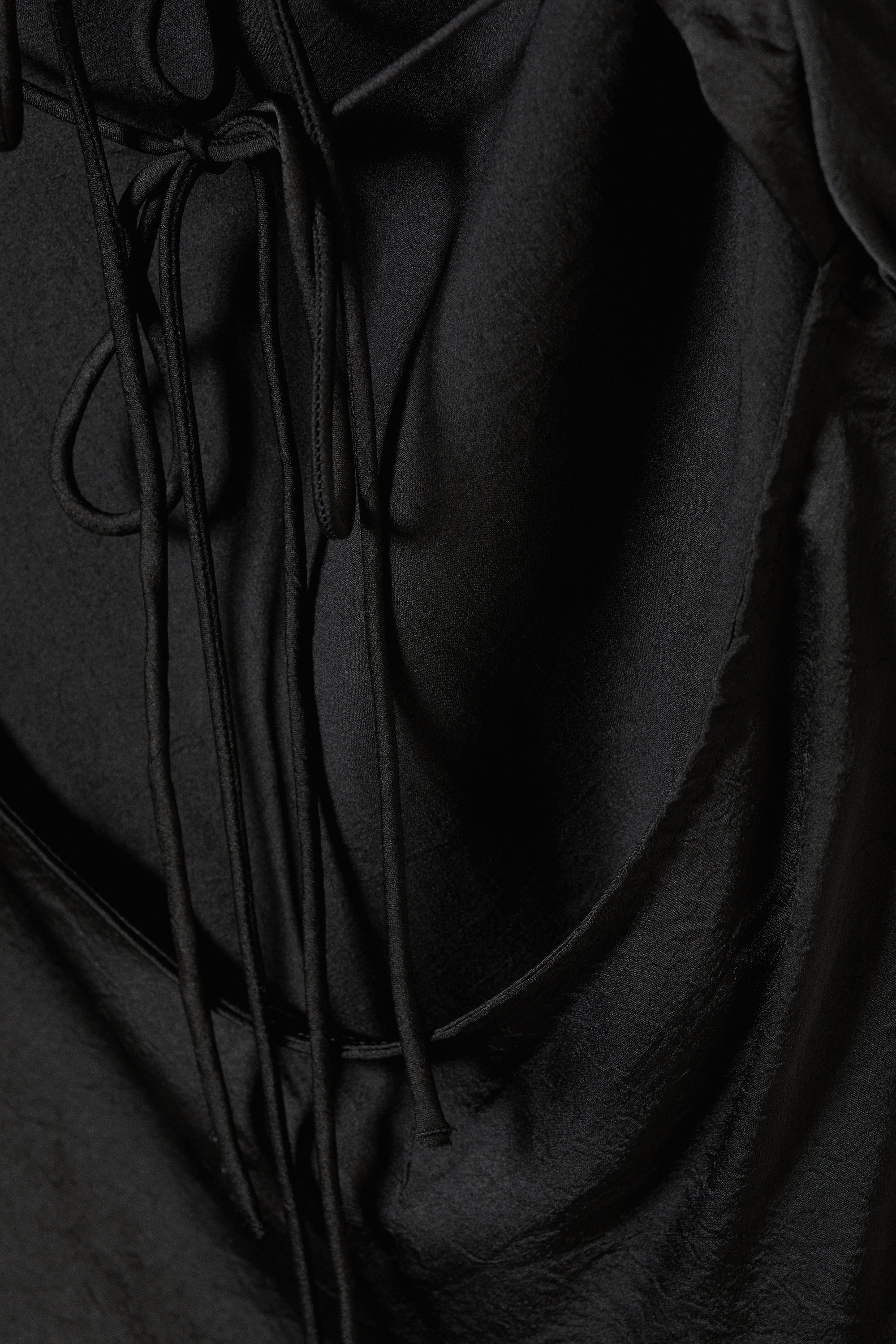 Zwart - Asymmetrische satijnen mini-jurk met lange mouwen - 6