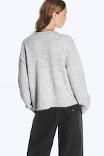 Gråmelert - Løsstrikket cardigan med V-hals - 2