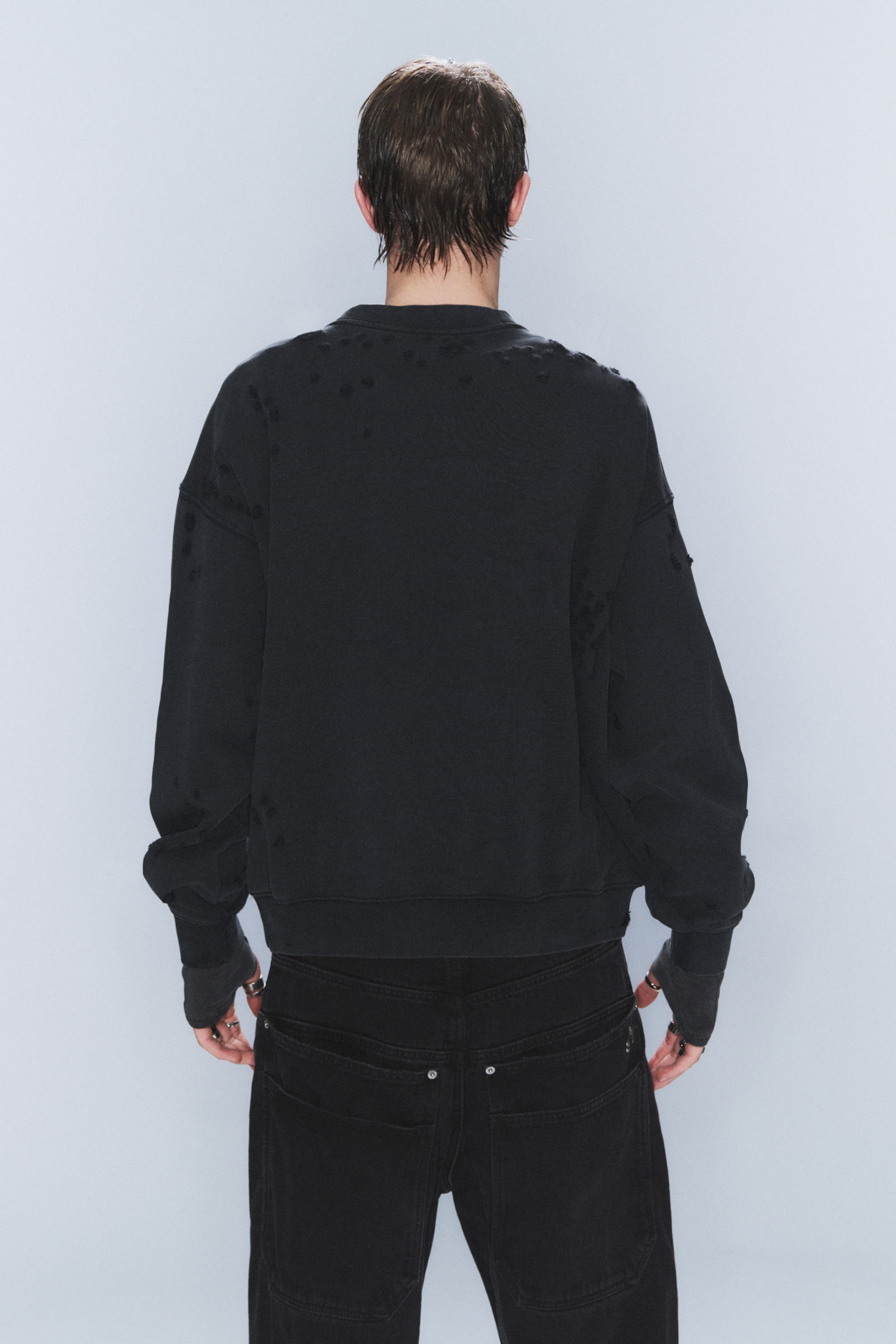 Verwaschenes Schwarz - CM x LB Weites Unisex-Sweatshirt im Used-Look - 6
