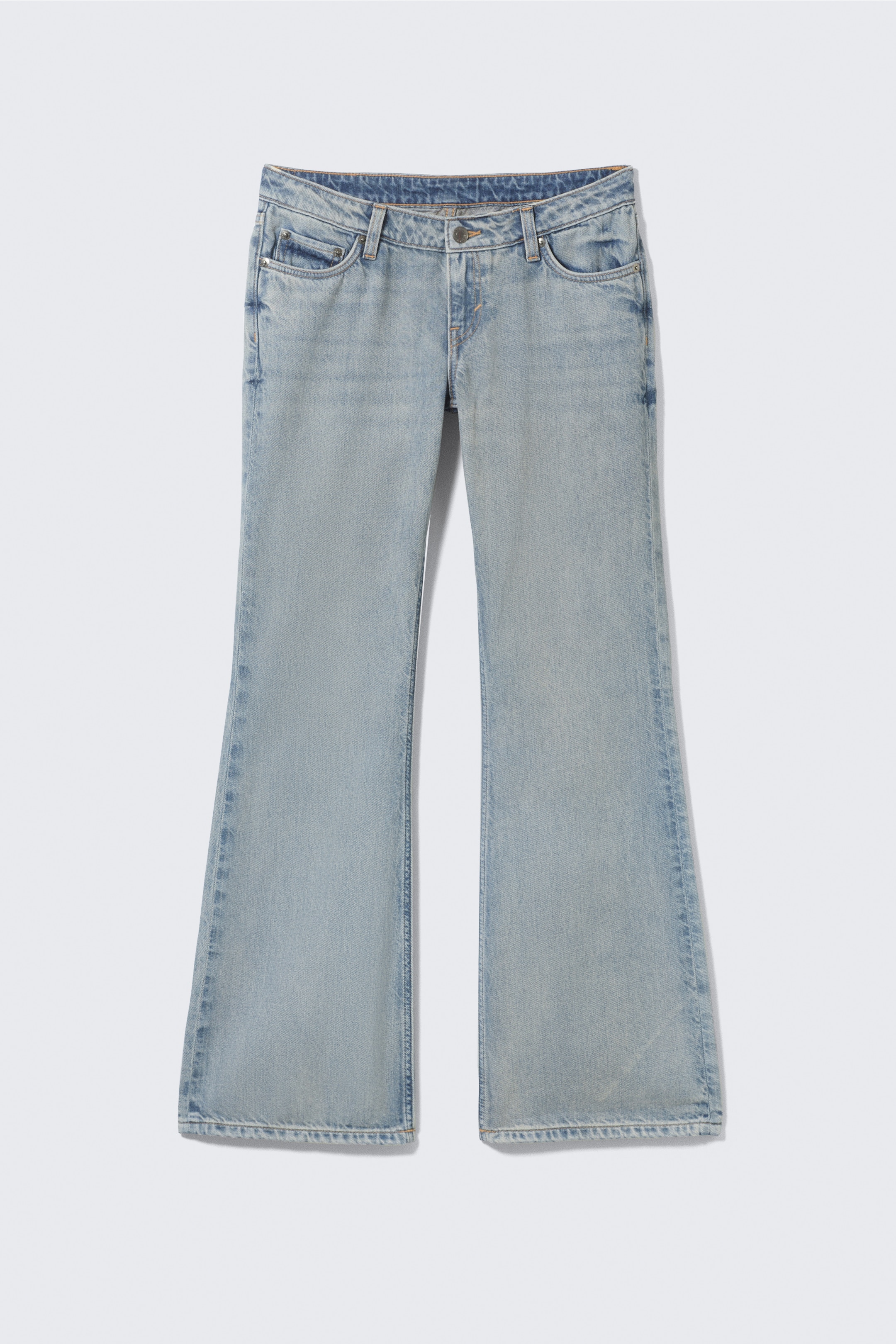 Visualizza immagine più grande: Un paio di jeans in denim azzurro chiaro e striato è mostrato dalla parte anteriore, caratterizzato da una vita bassa, una vestibilità aderente sulla coscia e una gamba a zampa che si allarga verso una lunghezza lunga. Presentano un classico design a 5 tasche con tasche anteriori, una tasca per le monete e una chiusura con zip.