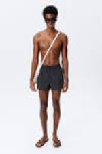 Schwarz - Strukturierte, mittellange Badeshorts - 1