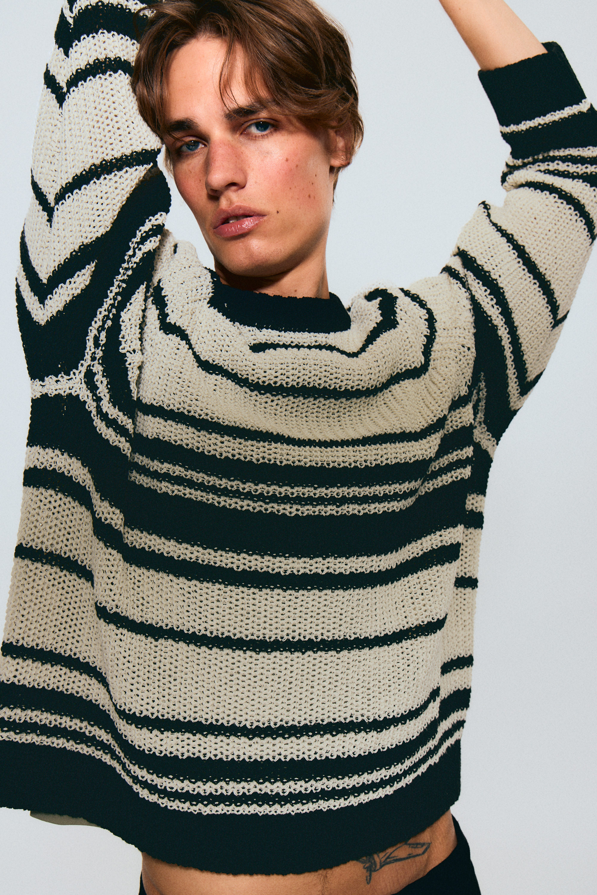 Beige gestreift - Gestreifter Strickpullover mit Raglanärmeln - 2