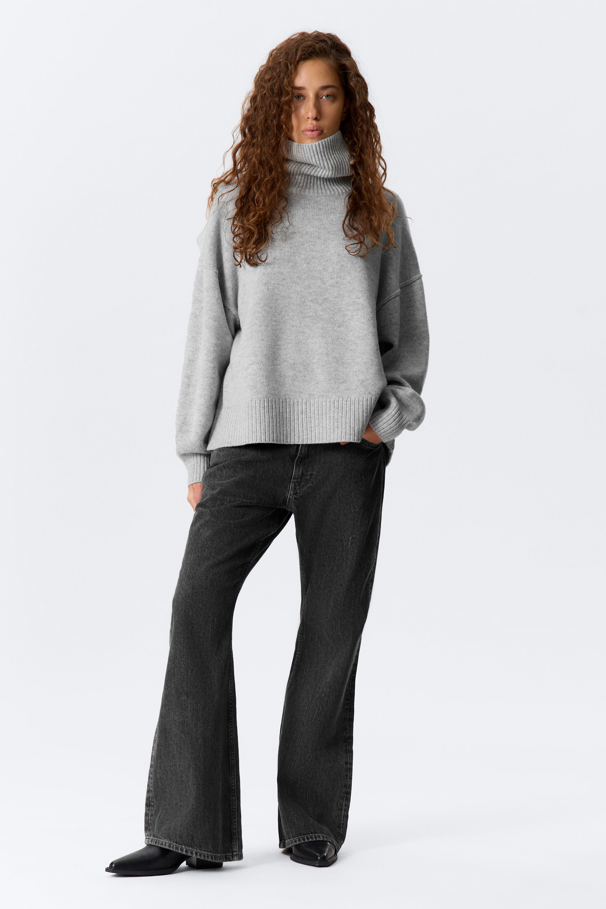 Grau meliert - Oversize-Rollkragenpullover aus Wolle - 2