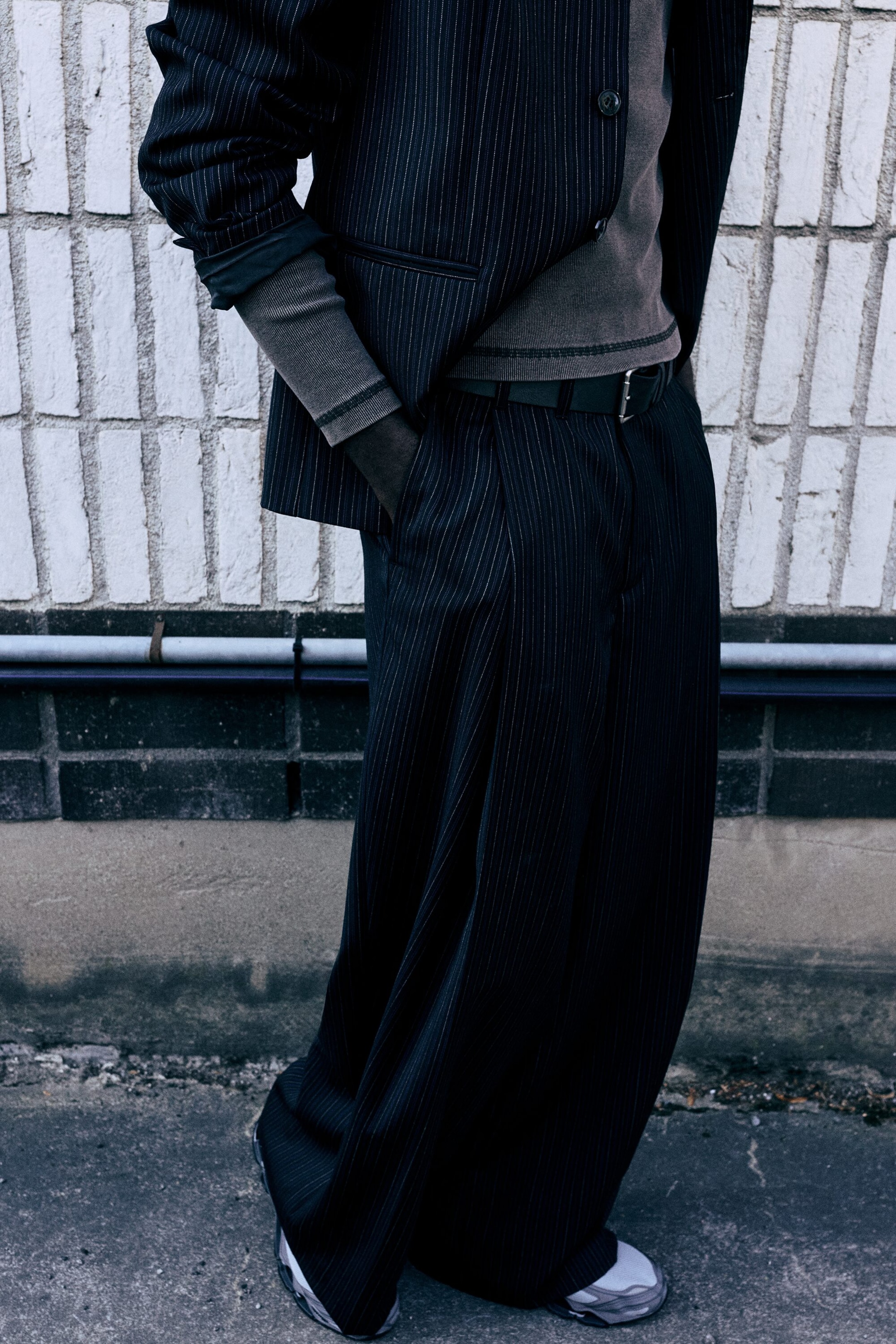 Schwarz gestreift - Banks - Oversized Anzughose aus Wollmix - 2