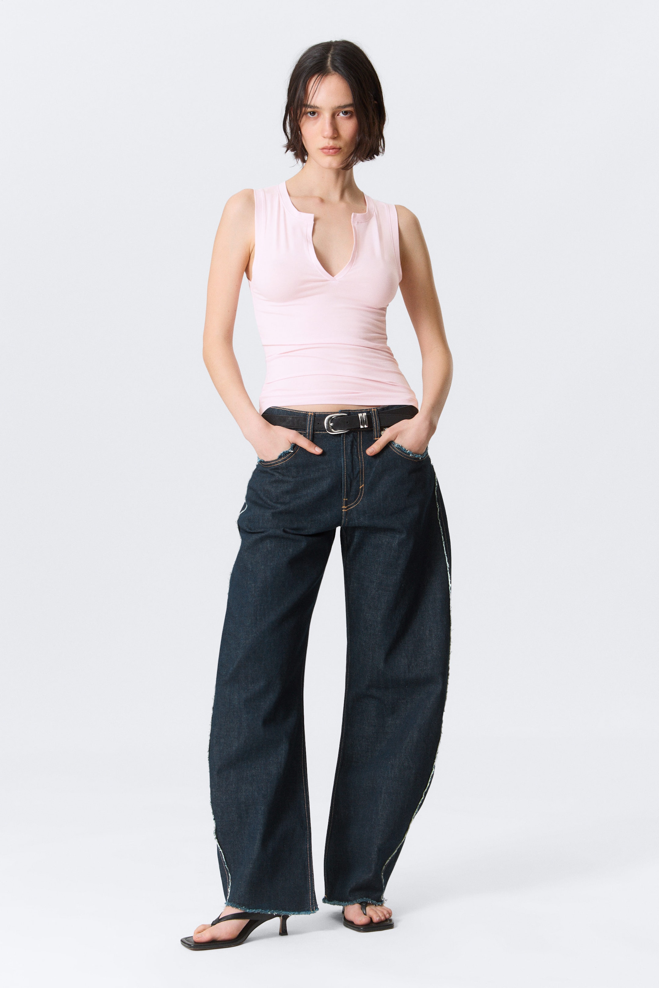 Hellrosa - Schmales, ärmelloses Top mit V-Ausschnitt - 2