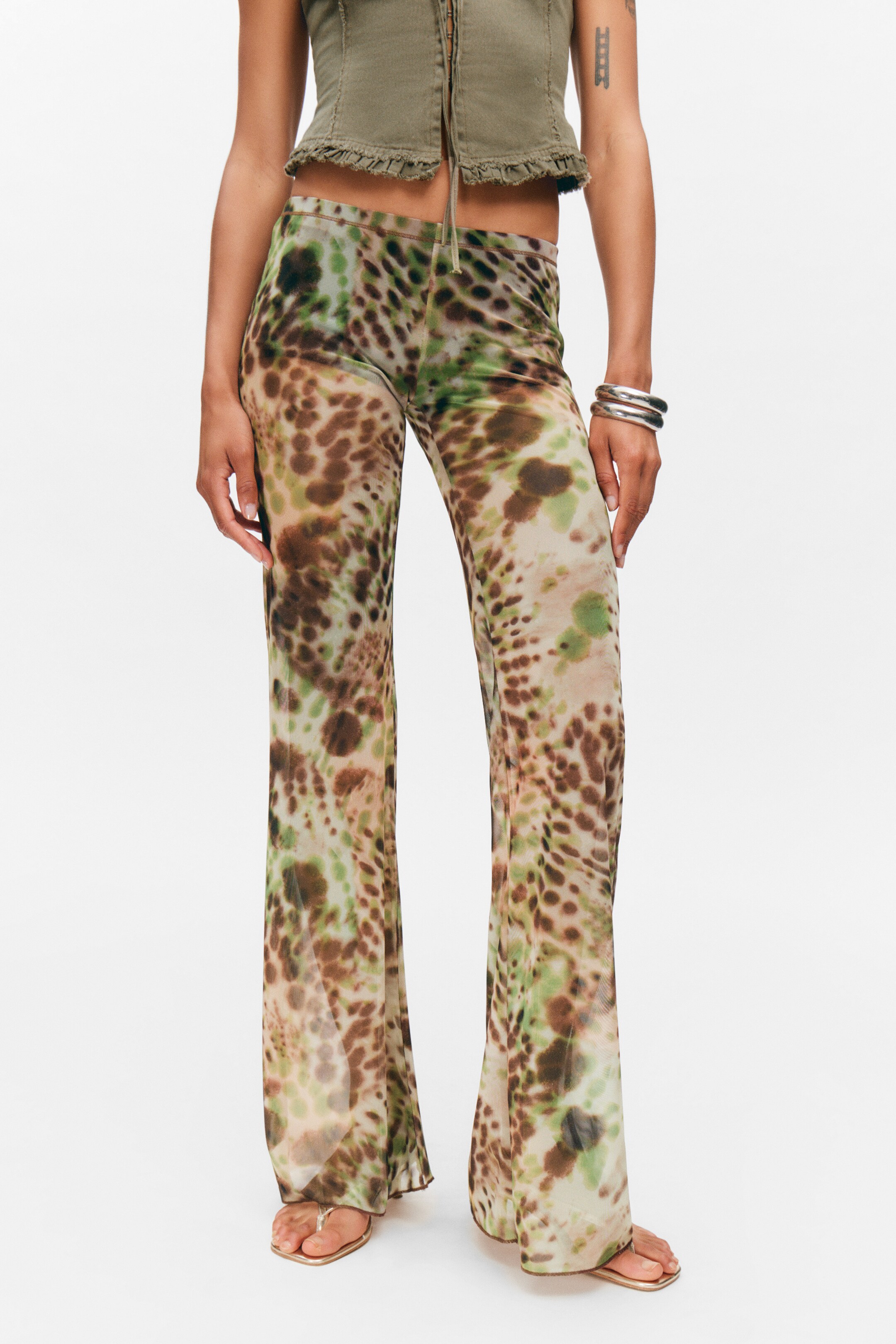 Größeres Bild ansehen: Flared Printed Mesh Trousers - Florale Tupfer in Braun & Grün - Ladies | H&M DE 2