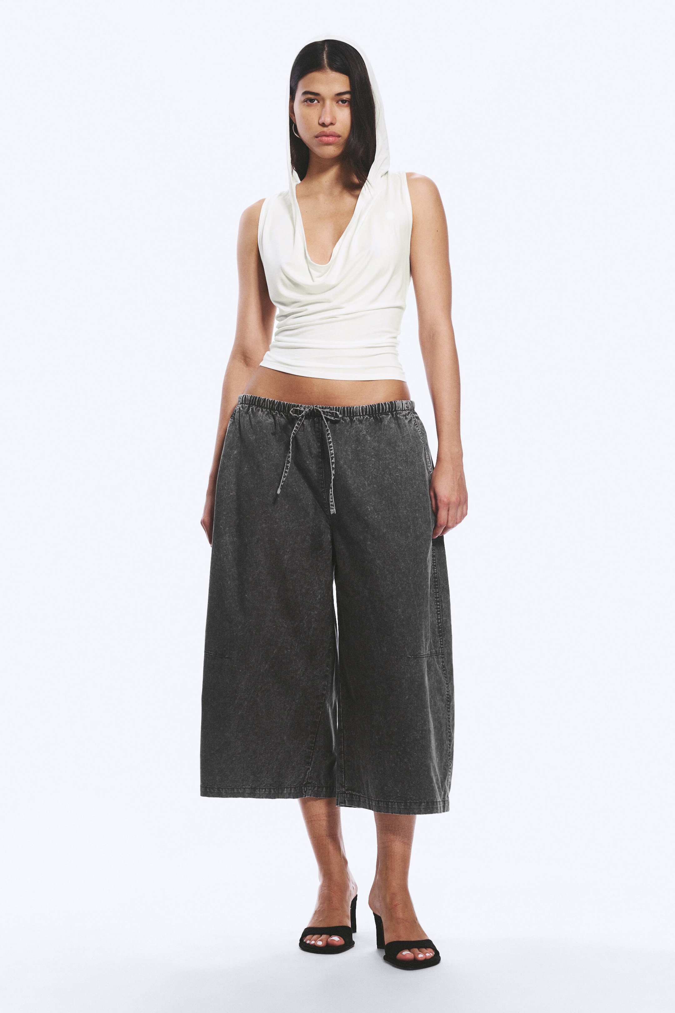 Weiß - Drapiertes ärmelloses Lyocell-Top mit Kapuze - 2