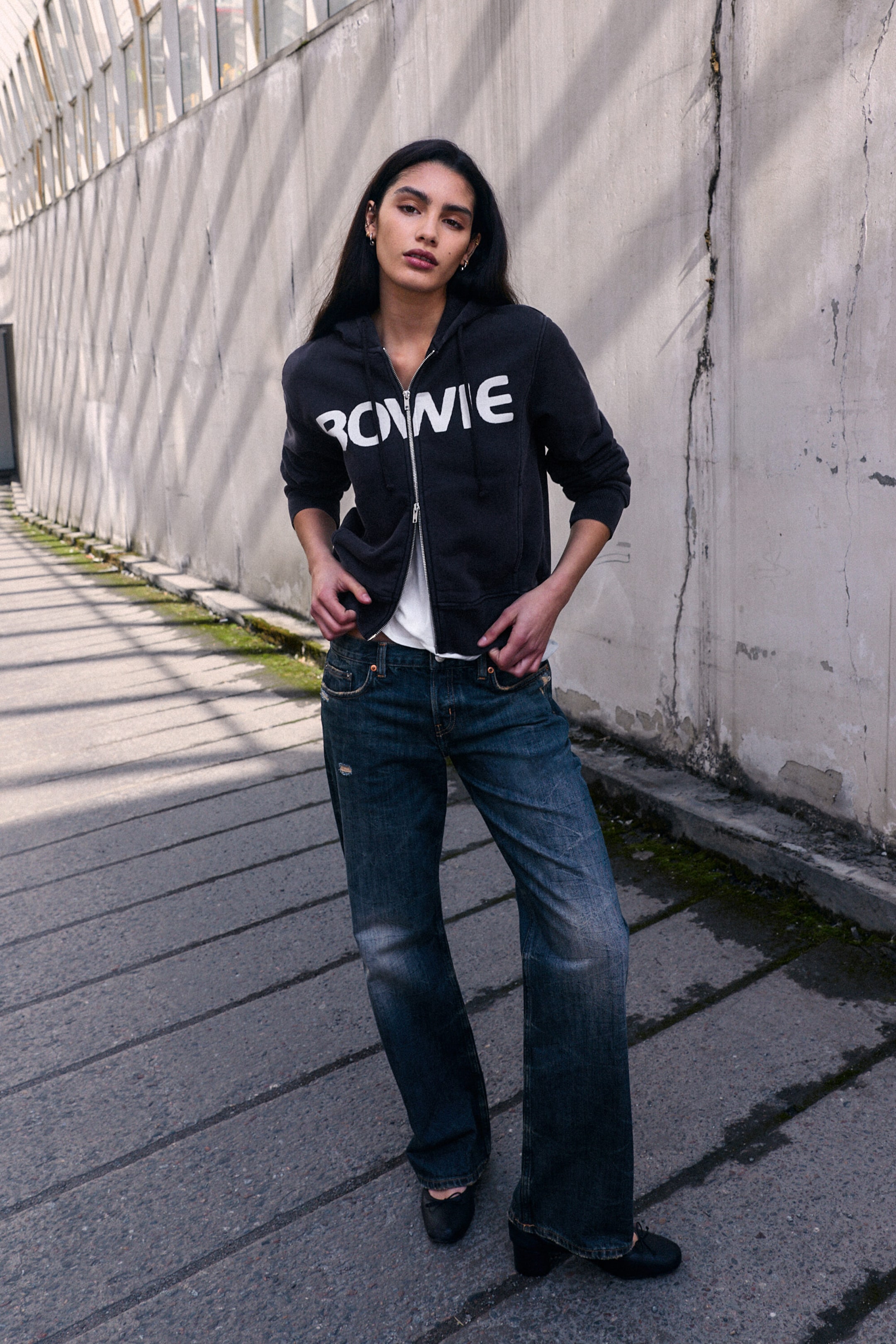 Schwarz - Bowie - Shrunken Hoodie mit Reißverschluss - 4