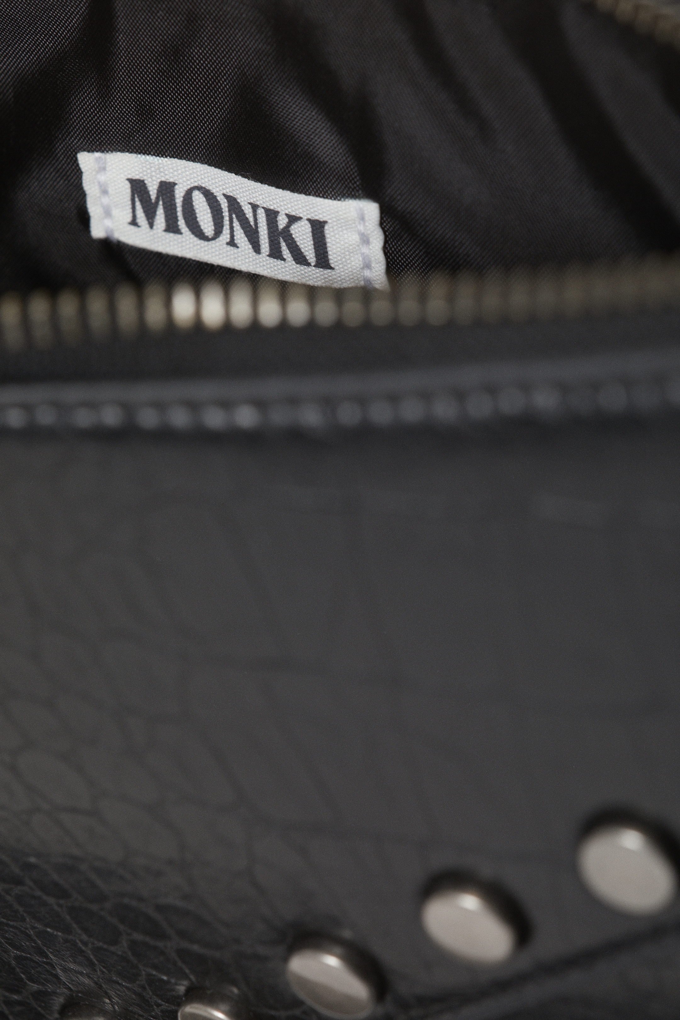 Grösseres Bild ansehen: Nietenbesetzte Schultertasche aus Kunstleder - Schwarz - DAMEN | H&M CH 3