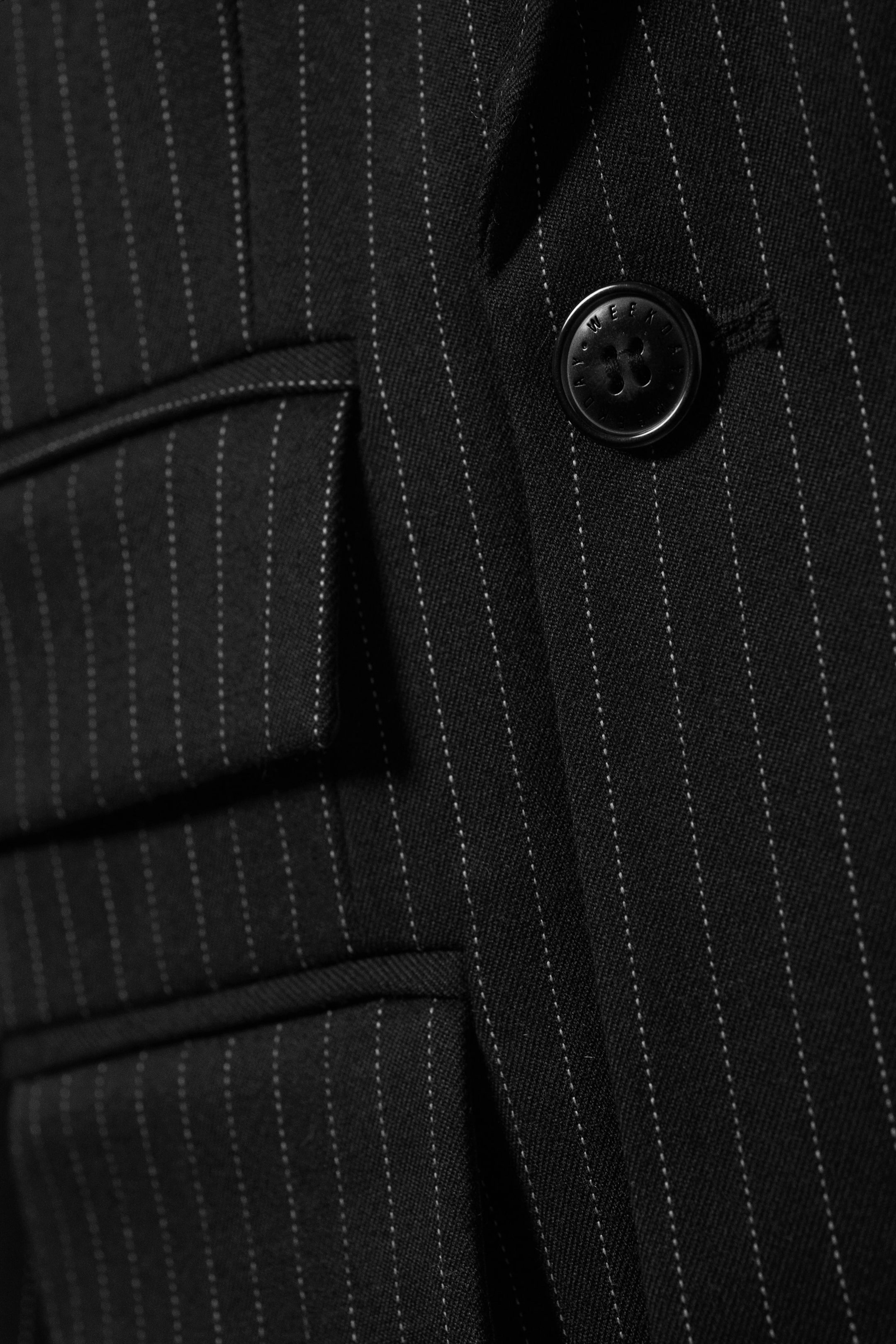 Schwarz - Nadelstreifen - Doppelreihiger Blazer mit körpernaher Passform - 6