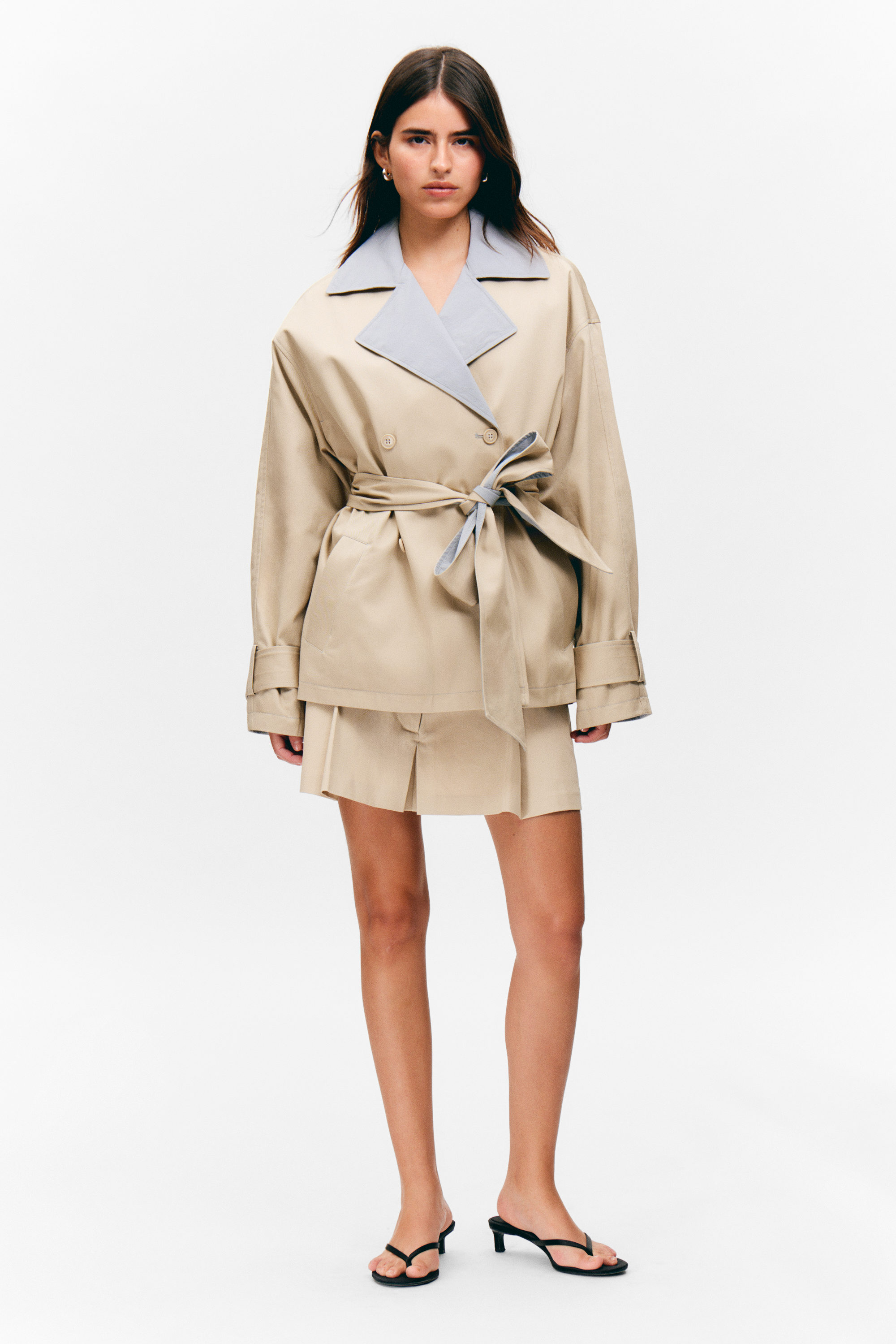 Beige en lichtgrijs - Korte double-breasted omkeerbare trenchcoat - 1