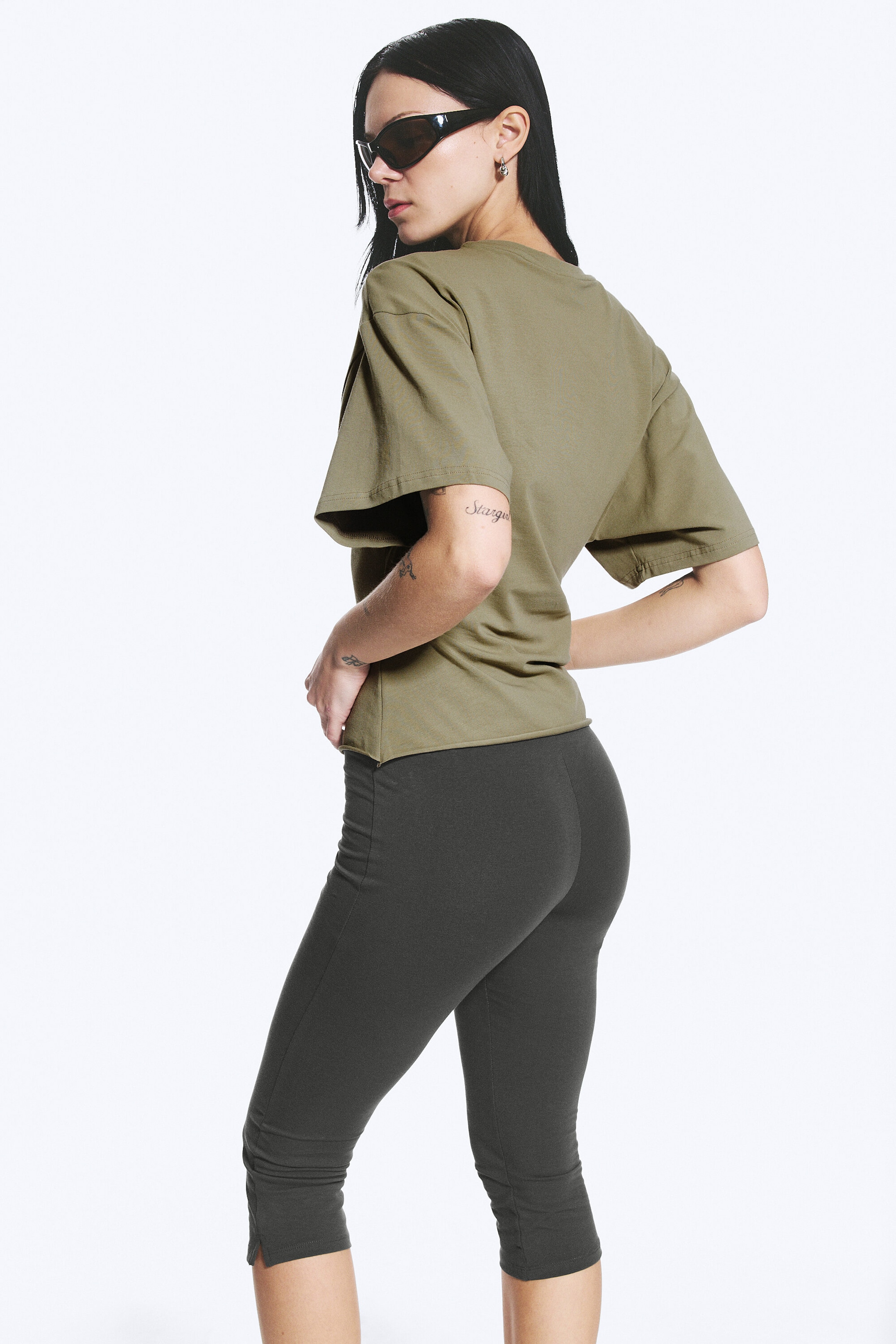 Dimmig Khakigrön - DRAPERAD FIGURNÄRA T-SHIRT - 2